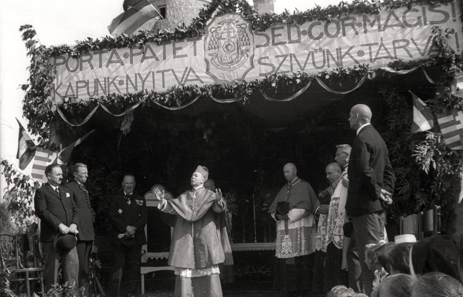 Hungary, Hort, Kossuth Lajos út, a Zárda épülete, oldalában a Czapik Gyula egri érseki beiktatása alkalmával tartott ünnepi mise oltára. Középen Czapik Gyula érsek., 1943, Fortepan/Album021, Fortepan #134766