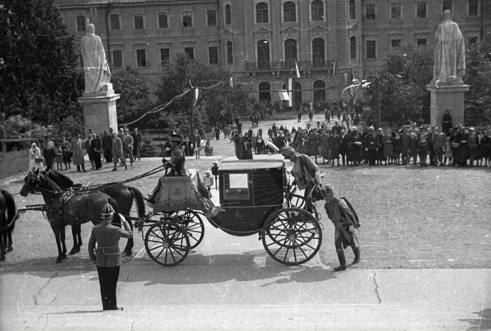 Hungary, Eger, a Főszékesegyház lépcsője, Czapik Gyula, az új egri érsek érkezik beiktatására, 1943. június 30-án. Háttérben a Líceum., 1943, Fortepan/Album021, salute, Fortepan #134775