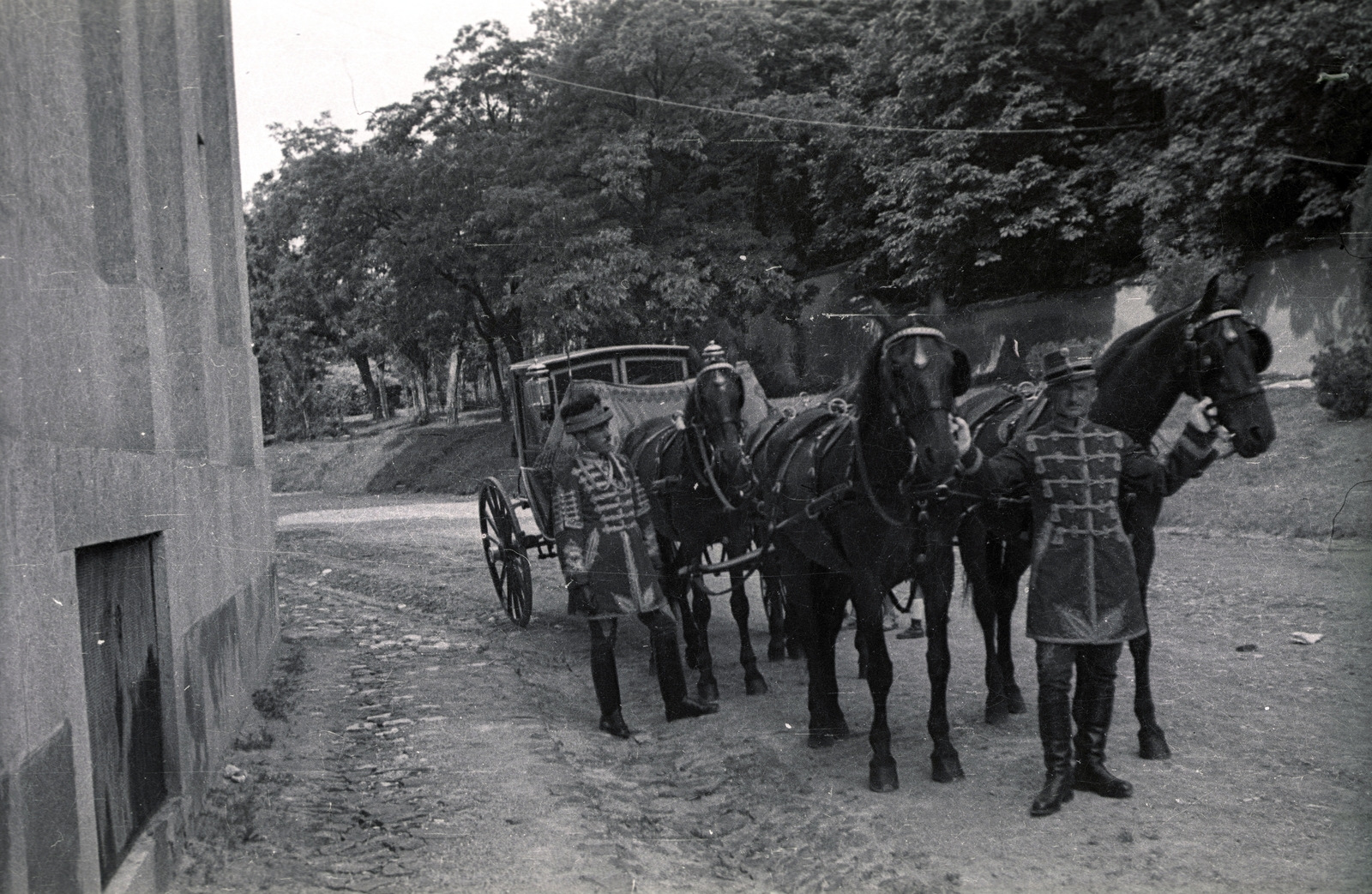 Hungary, Eger, Czapik Gyula, az új egri érsek hintója a Főszékesegyház mellett, 1943. június 30-án. Jobbra az Érseki Palota kertjének a kőfala., 1943, Fortepan/Album021, carriage, coach, Fortepan #134780