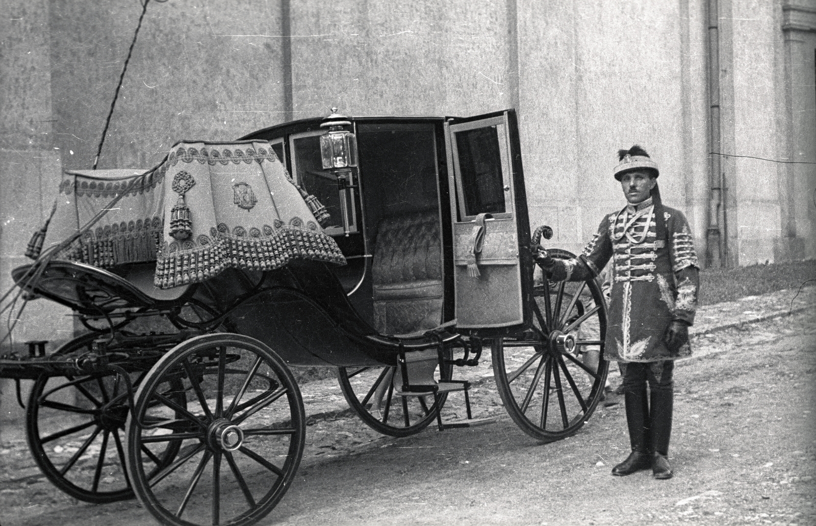 Hungary, Eger, Czapik Gyula, az új egri érsek hintója a Főszékesegyház mellett, 1943. június 30-án., 1943, Fortepan/Album021, carriage, Fortepan #134781