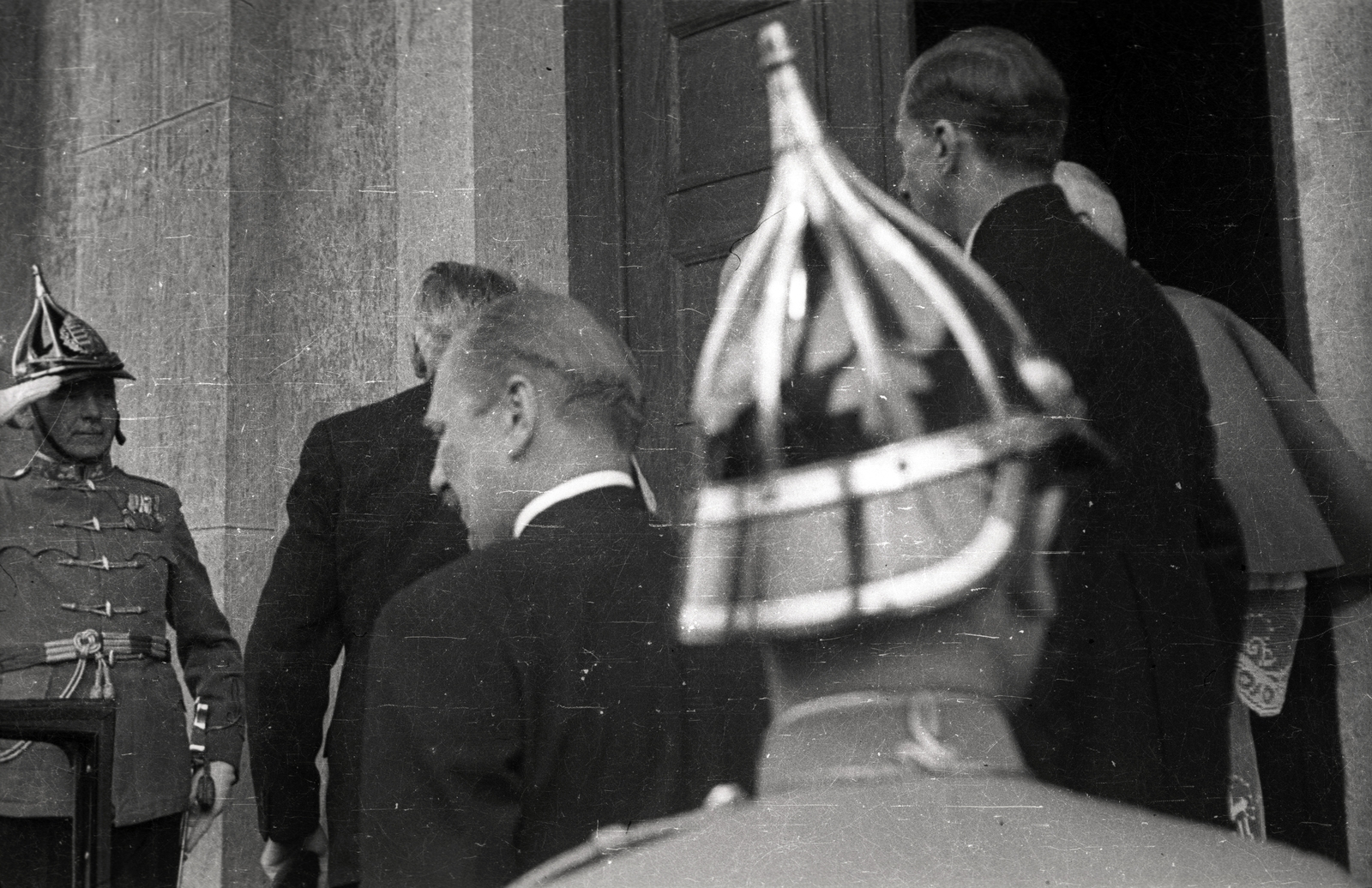 Hungary, Eger, a Főszékesegyház kapuja, Czapik Gyula, az új egri érsek beiktatására várakozók, 1943. június 30-án., 1943, Fortepan/Album021, salute, Fortepan #134783