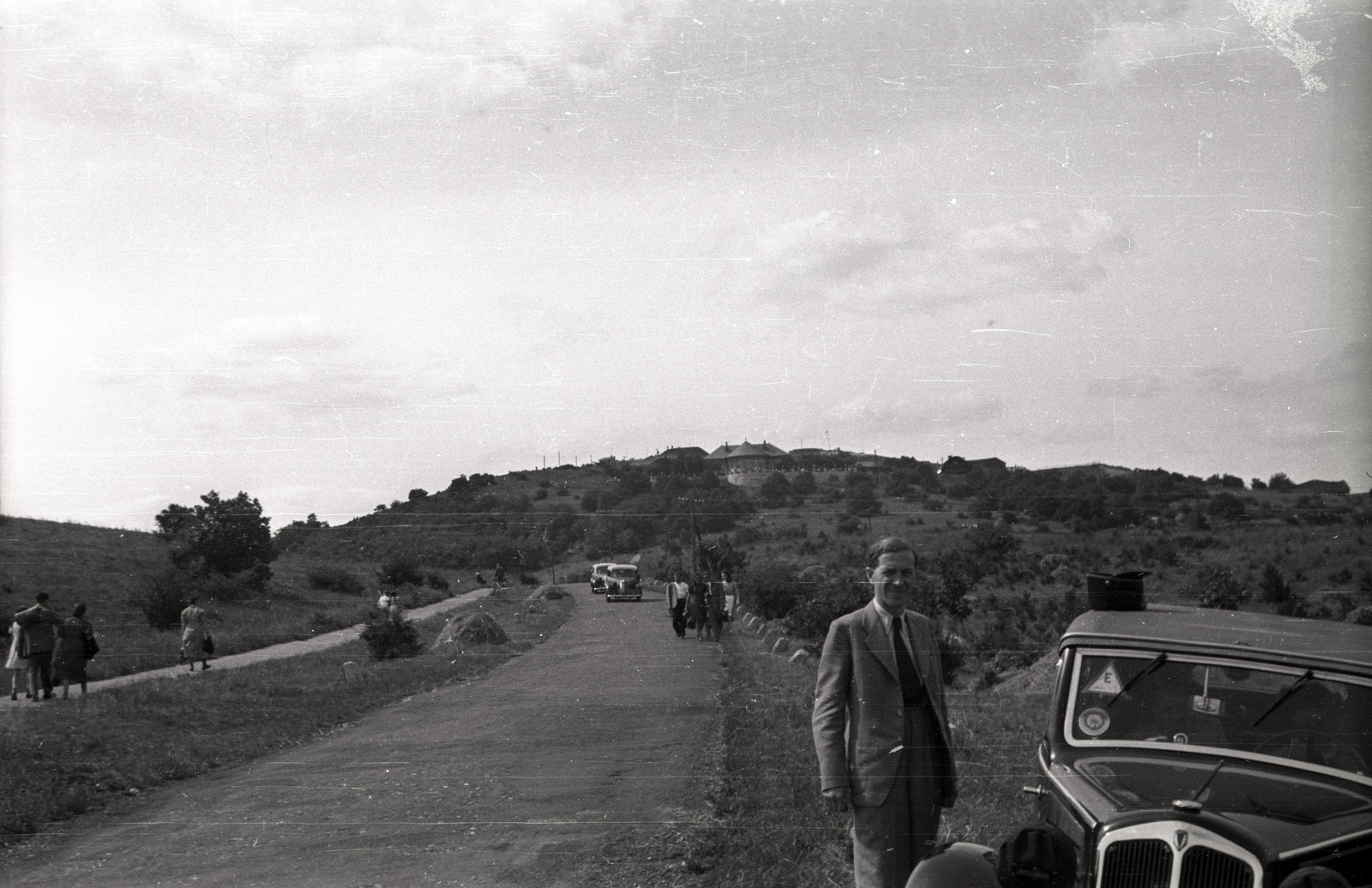 Magyarország, Budapest III., Hármashatárhegy, a távolban az étterem (korábban turistaház)., 1941, Fortepan/Album021, DKW-márka, automobil, Budapest, Fortepan #134788