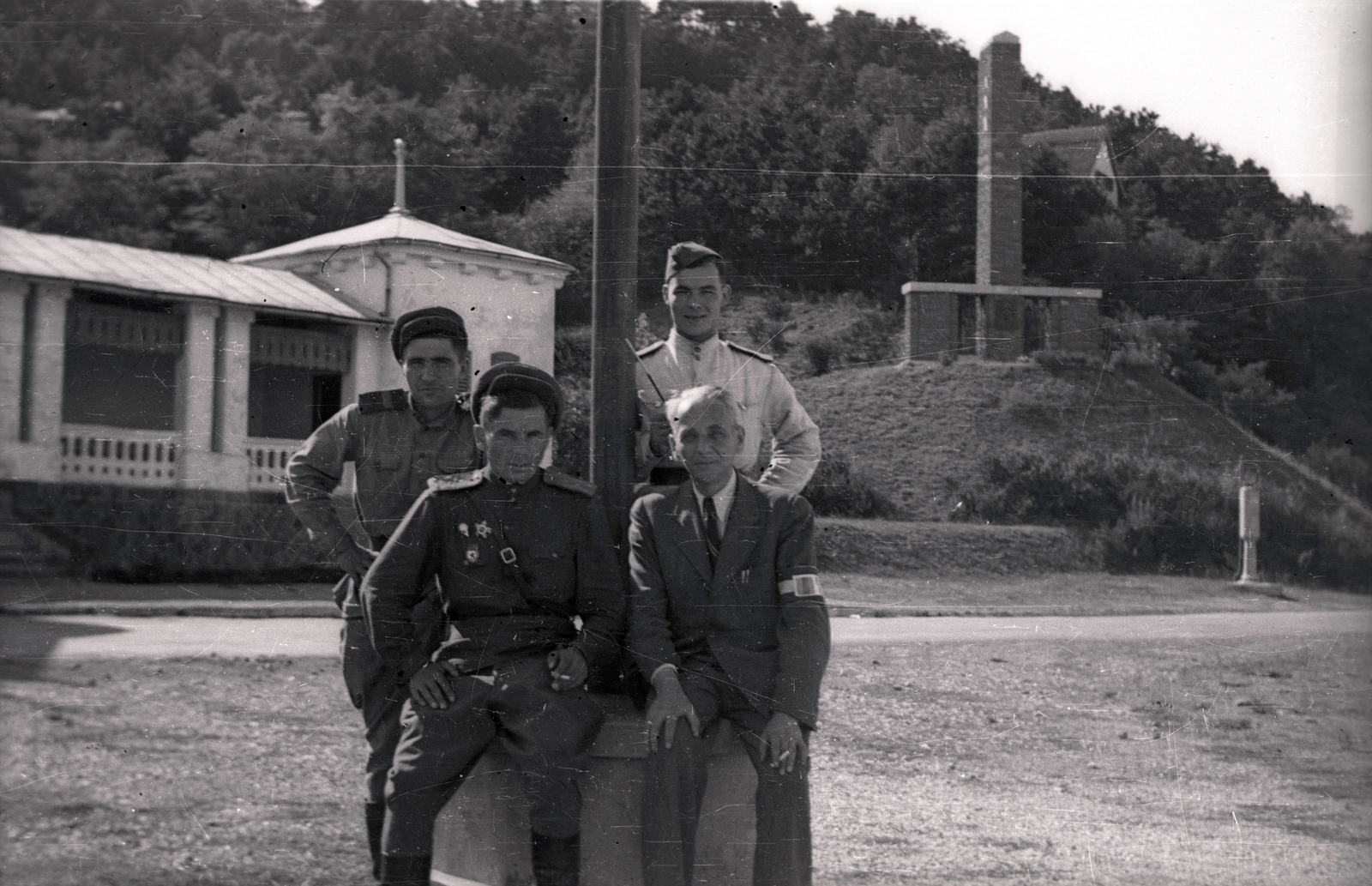 Magyarország,Balaton, Tihany, hajóállomás, jobbra a Darányi Ignác emlékmű., 1945, Fortepan/Album021, szovjet katona, kitüntetés, karszalag, Fortepan #134792