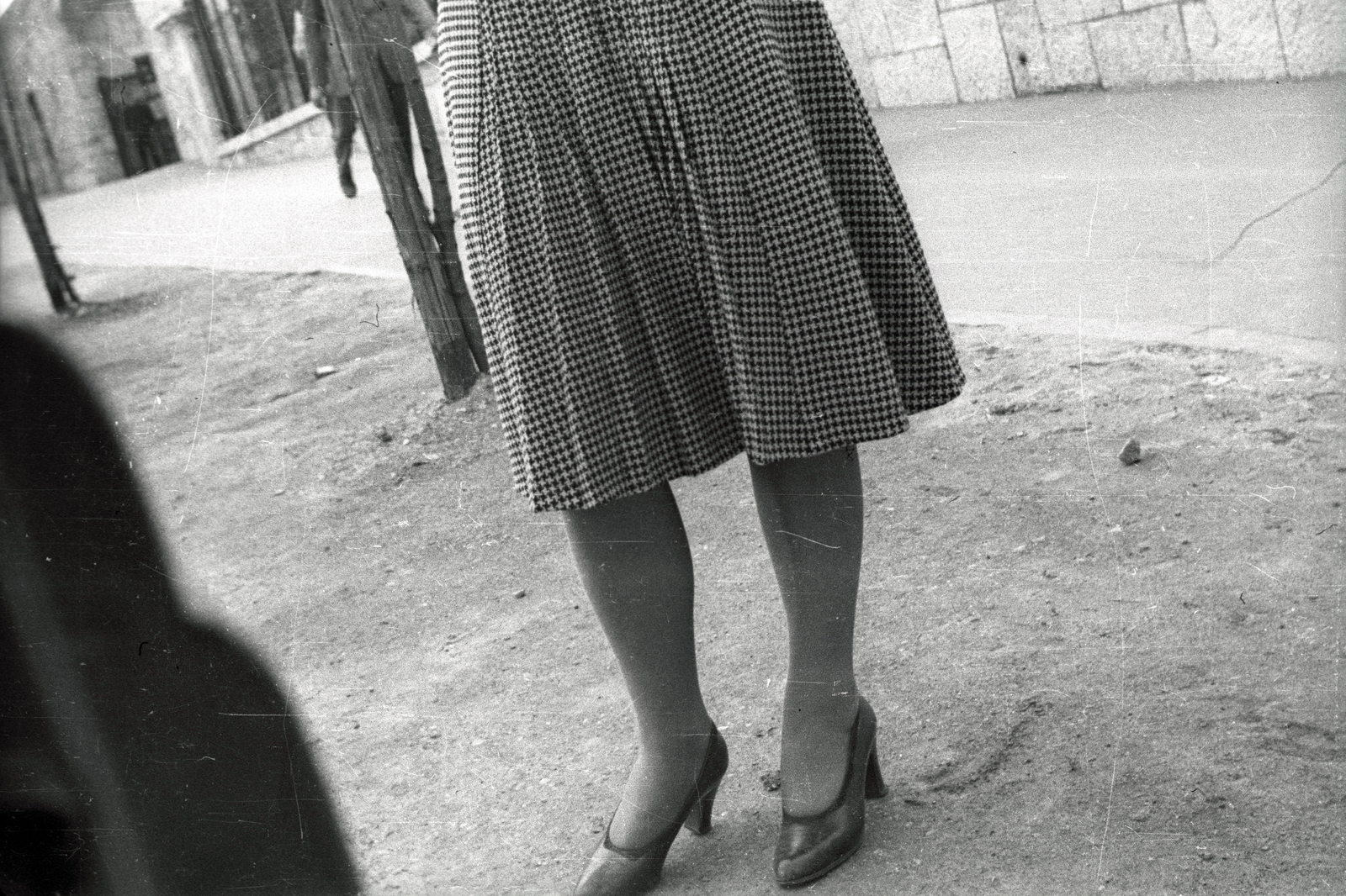 Hungary, Budapest XII., Németvölgyi út a Farkasréti temető főbejáratánál., 1940, Fortepan/Album021, skirt, Budapest, high-heel shoe, Fortepan #134812