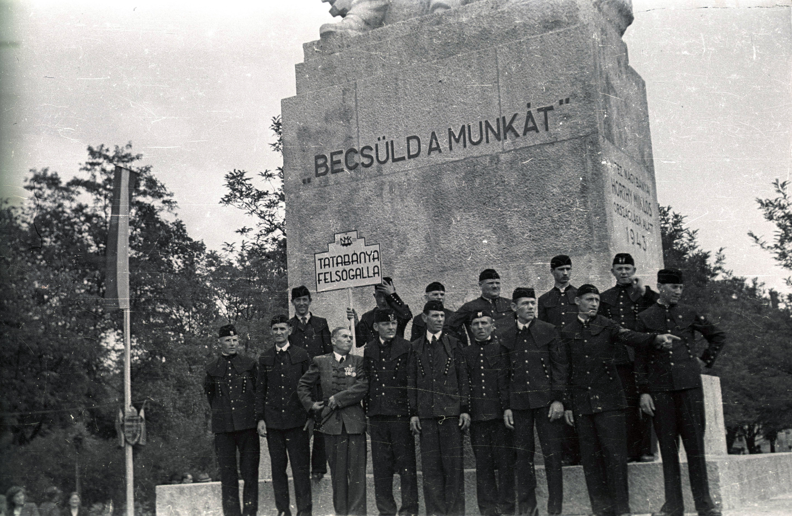 Hungary, Budapest VIII., II. János Pál pápa (Tisza Kálmán) tér, a Nemzeti munka szobra (Siklódy Lőrinc, 1943.). A felvétel a szobor felavatása alkalmával készült., 1943, Fortepan/Album021, Budapest, point a finger, Fortepan #134815