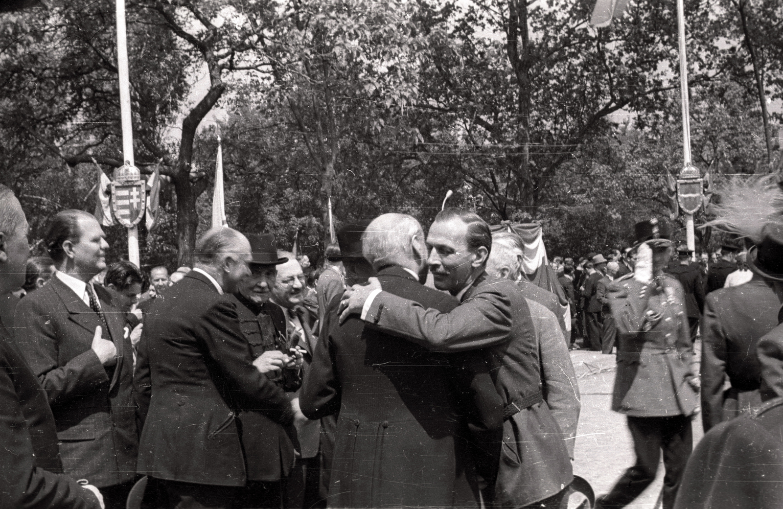 Hungary, Budapest VIII., II. János Pál pápa (Tisza Kálmán) tér, a felvétel a Nemzeti munka szobra felavatása alkalmával készült., 1943, Fortepan/Album021, hug, salute, Budapest, Fortepan #134821