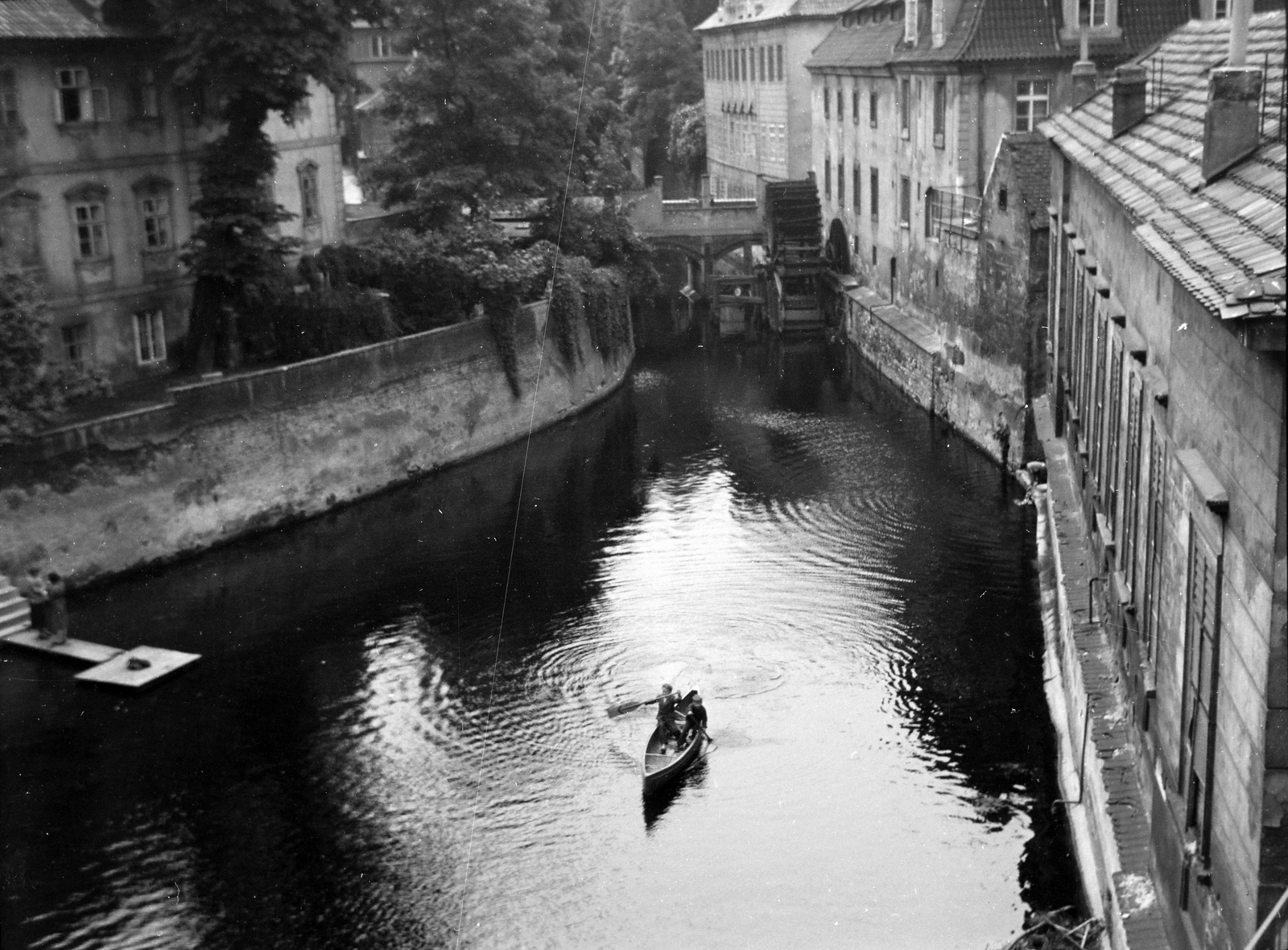Czech Republik, Prague, Ördög-csatorna (Certovka) a Károly hídról nézve., 1958, Ladinek Viktor, canal, watermill, Fortepan #134830