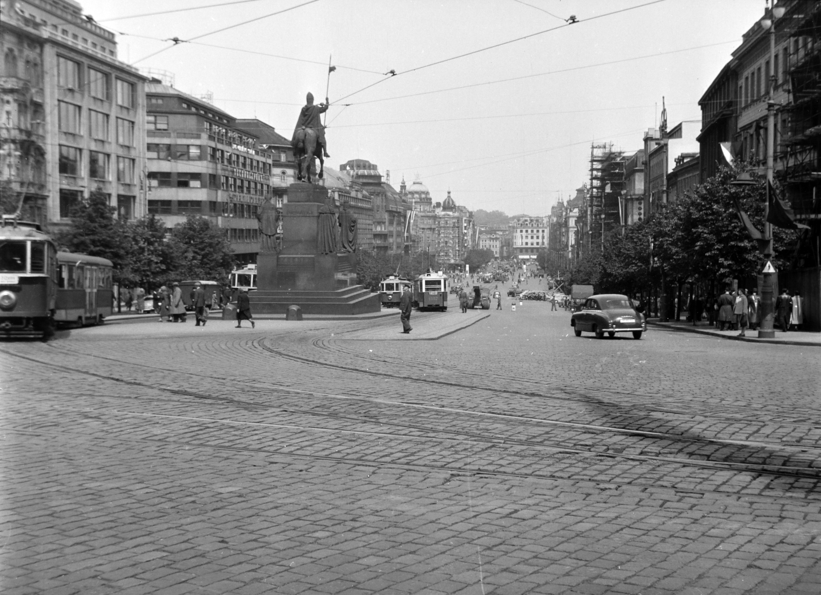 Czech Republik, Prague, Vencel tér (Václavské námestí), a Nemzeti Múzeum felől nézve, középen a Szt. Vencel szobor., 1958, Ladinek Viktor, Czechoslovakia, square, tram, cobblestones, automobile, horse sculpture, sculptural group, Saint Wenceslas-portrayal, Alois Dryák-design, Saint Adalbert of Prague-portrayal, Saint Procopius of Sázava-portrayal, Saint Ludmila-portrayal, Saint Agnes of Bohemia-portrayal, Josef Václav Myslbek-design, Celda Klouček-design, Fortepan #134831