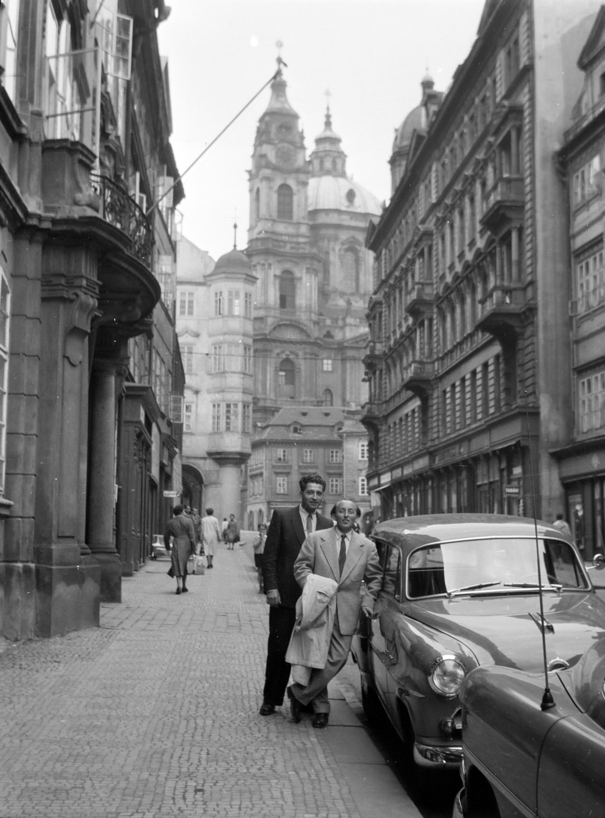 Czech Republik, Prague, Malá Strana (Kisoldal), Mostecká ulice, szemben a Szent Miklós-templom., 1958, Ladinek Viktor, Czechoslovakia, leg over leg, church, Fortepan #134837