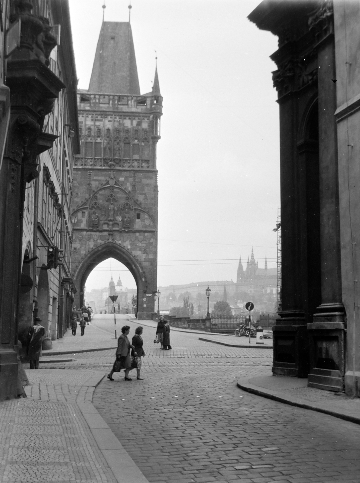 Czech Republik, Prague, Óvárosi hídtorony a Karlova ulice felől., 1958, Ladinek Viktor, Czechoslovakia, gothic, gate tower, Peter Parler-design, pointed arch, Fortepan #134839