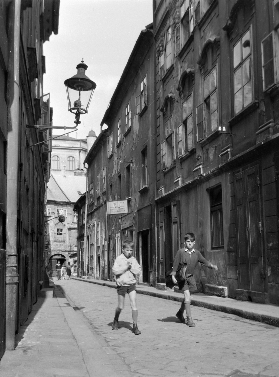 Slovakia, Bratislava, Lakatos utca (Rómer Flóris utca, Zámočnícka ulica) a Mihály (Michalská) utca felől., 1958, Ladinek Viktor, Czechoslovakia, street view, gas lamp, Fortepan #134842