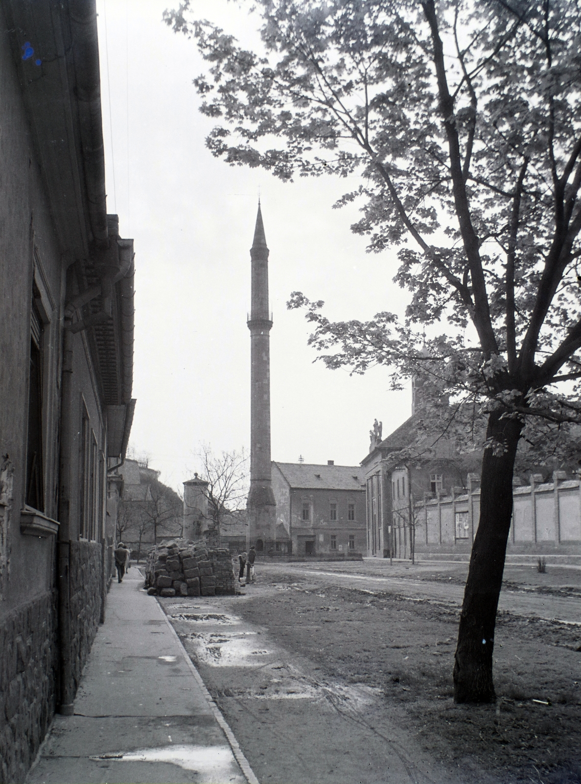 Magyarország, Eger, Minaret a Knézich Károly utcából nézve, jobbra a Szent Sebestyén vértanú templom (volt Irgalmasok temploma)., 1937, Ladinek Viktor, nyomóskút, utcakép, Fortepan #134845