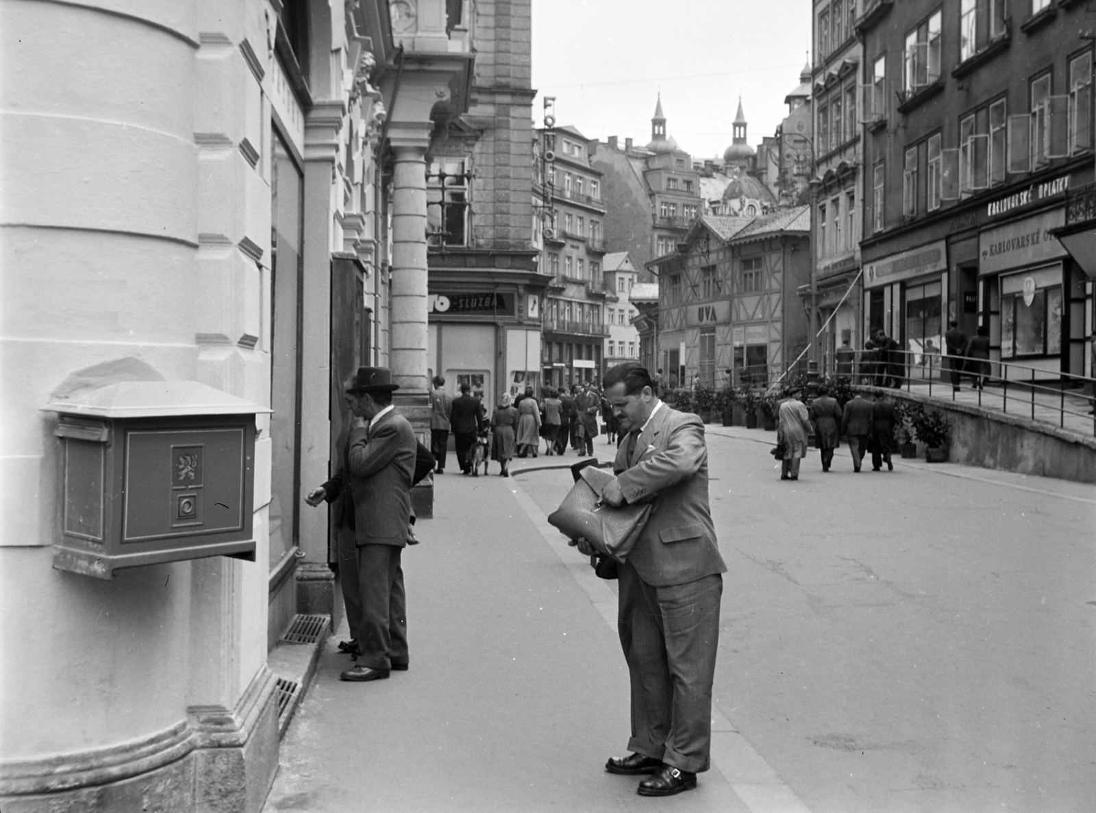 Czech Republik, Karlovy Vary, Lázeňská ulice, a háttérben a Szent Mária-Magdaléna-templom toronycsúcsai látszanak., 1958, Ladinek Viktor, Czechoslovakia, letter box, Fortepan #134847