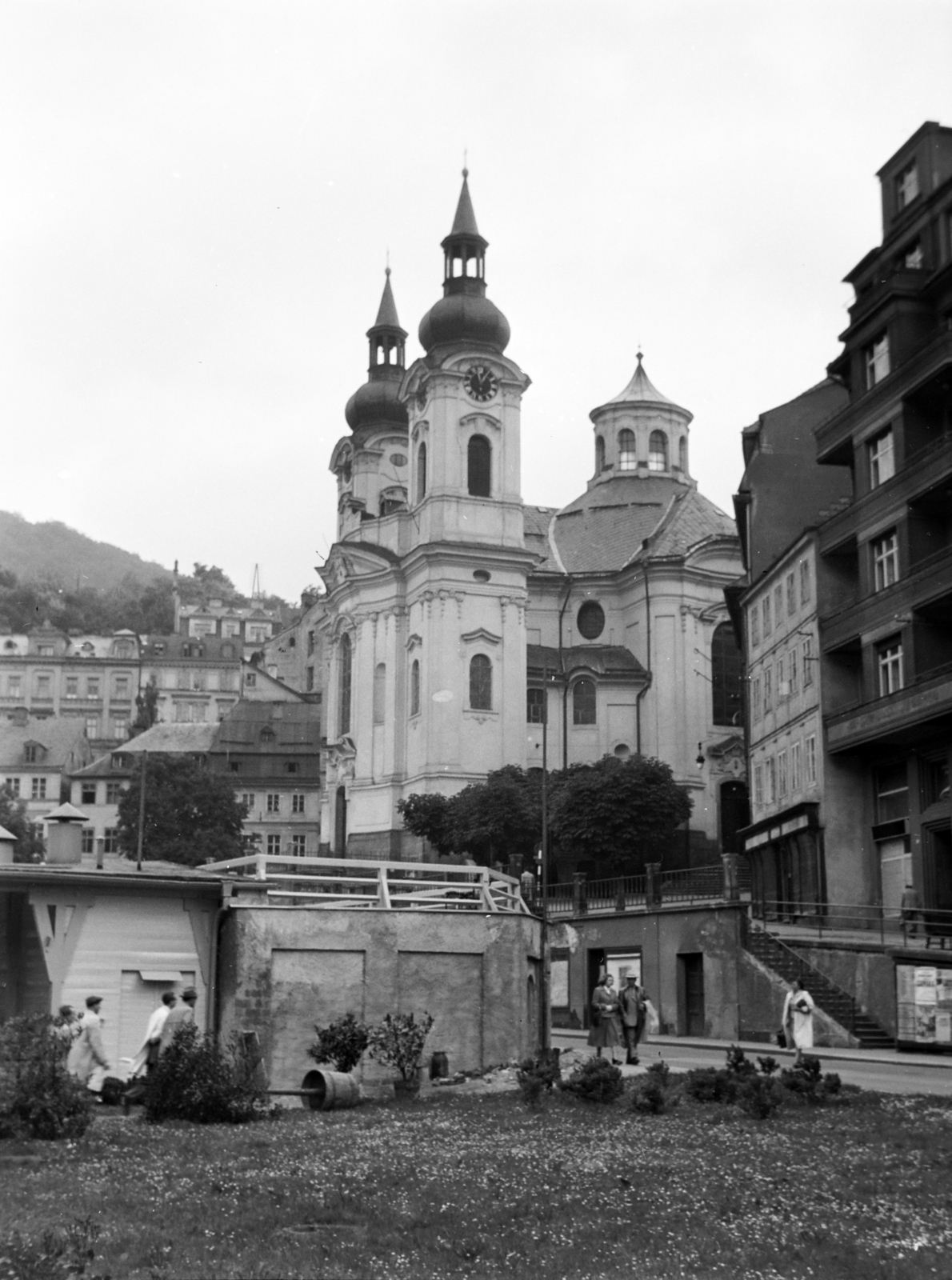 Czech Republik, Karlovy Vary, Vrídelní ulice a Termál Forrás kolonnád felé nézve, szemben a Szent Mária-Magdaléna-templom., 1958, Ladinek Viktor, Czechoslovakia, Baroque-style, Cathedral, health resort, Kilian Ignaz Dientzenhofer-design, Fortepan #134850