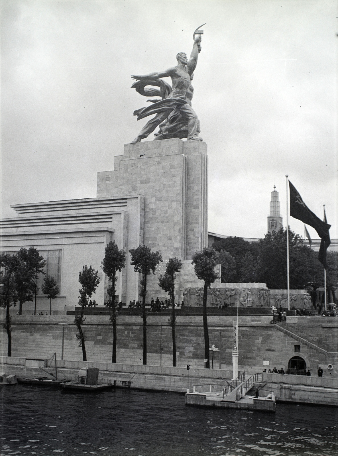 France, Paris, Világkiállítás 1937., szovjet pavilon, a Munkás és Kolhozparasztnő című szoborral (Vera Muhina, 1937.)., 1937, Ladinek Viktor, monument, socialist realism, sculptural group, Vera Mukhina-design, Fortepan #134860