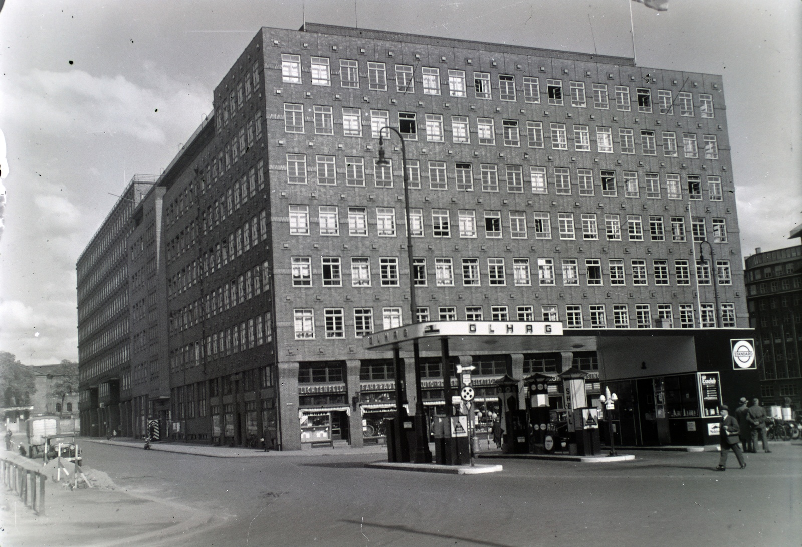 Németország, Hamburg, Buchardplatz, Sprinkenhof., 1937, Ladinek Viktor, benzinkút, modern építészet, Fortepan #134866