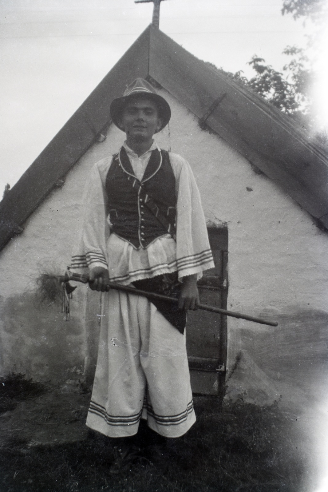 1943, Lőrinczi Ákos, hat, folk costume, shepherd's axe, Fortepan #134876