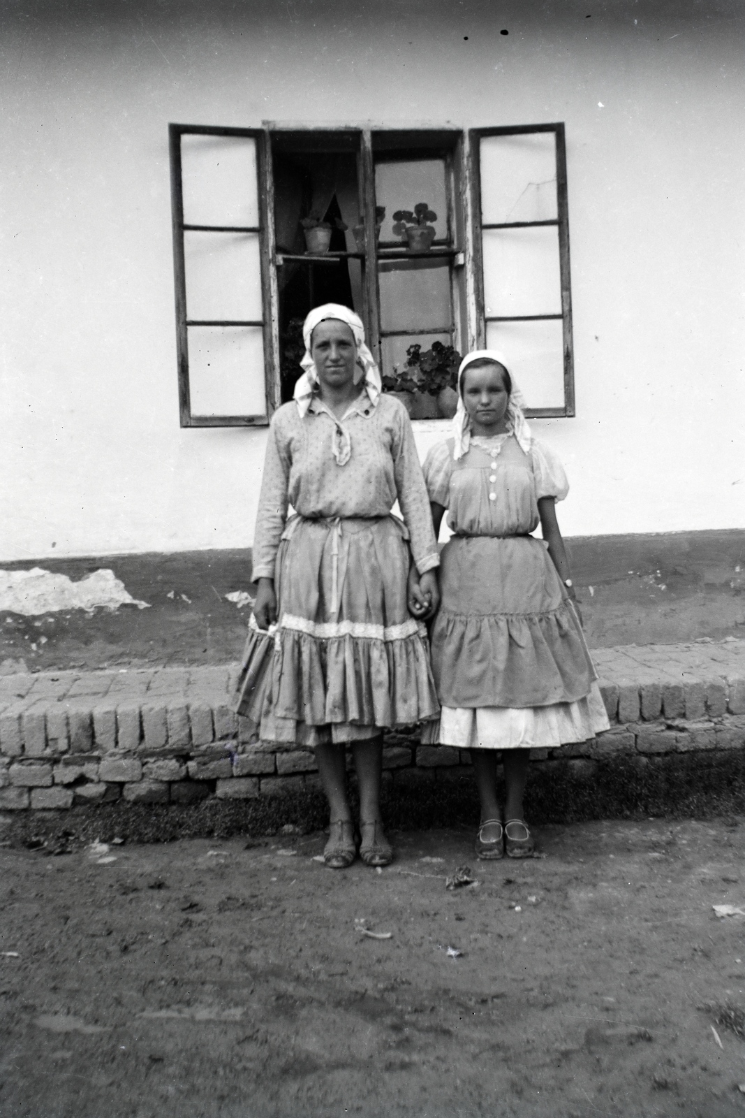 1943, Lőrinczi Ákos, poverty, window, gypsy, hold hands, poverty, Fortepan #134880