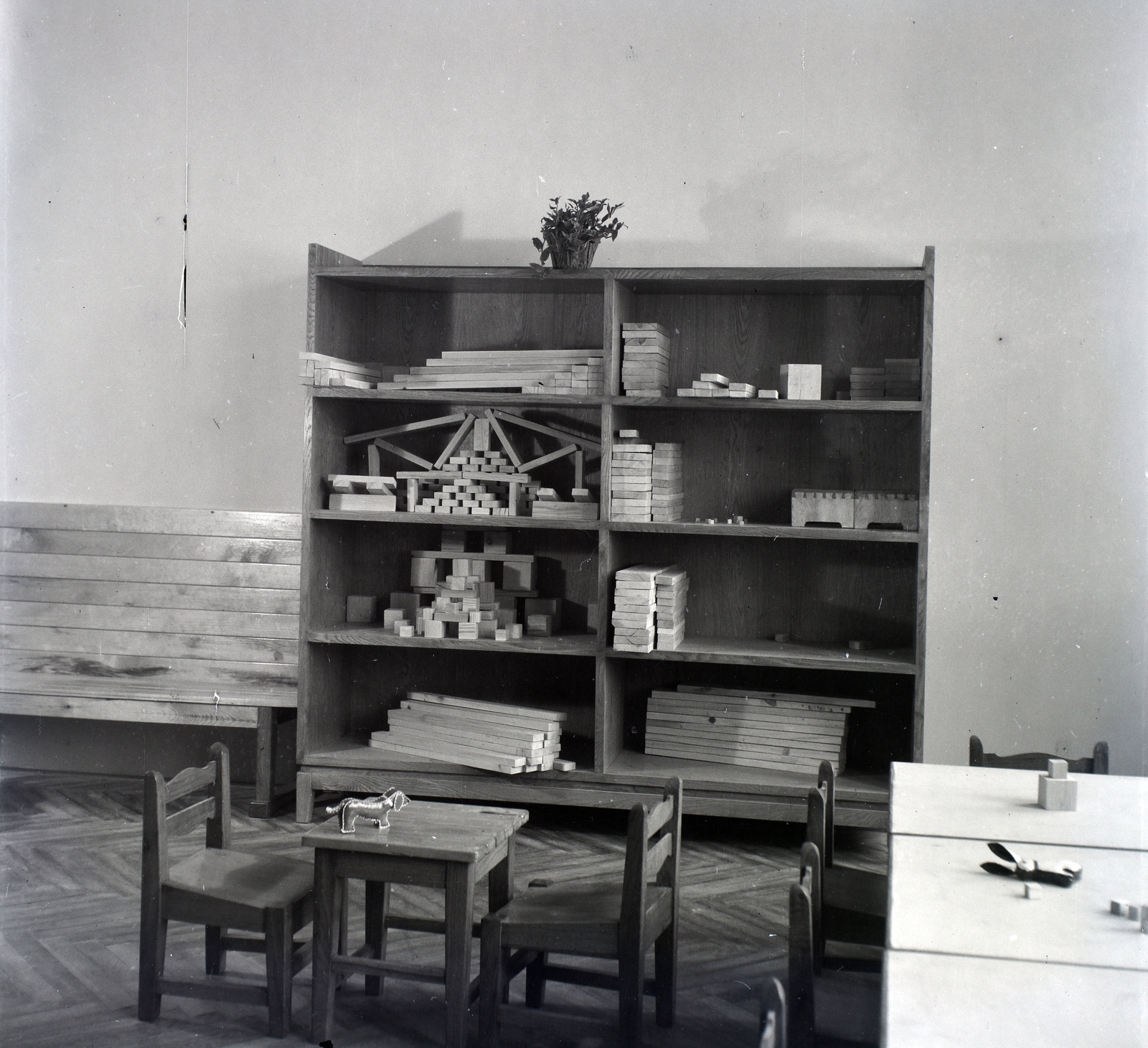 Hungary, Feuer Gusztáv - F. Kurz Auguszta belsőépítész házaspár terve alapján készített gyerekbútorok., 1949, Lőrinczi Ákos, school furniture, Fortepan #134888