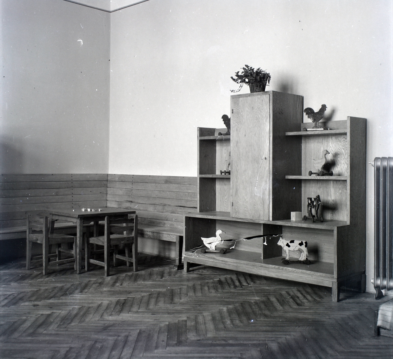 Hungary, Feuer Gusztáv - F. Kurz Auguszta belsőépítész házaspár terve alapján készített gyerekbútorok., 1949, Lőrinczi Ákos, school furniture, Fortepan #134890