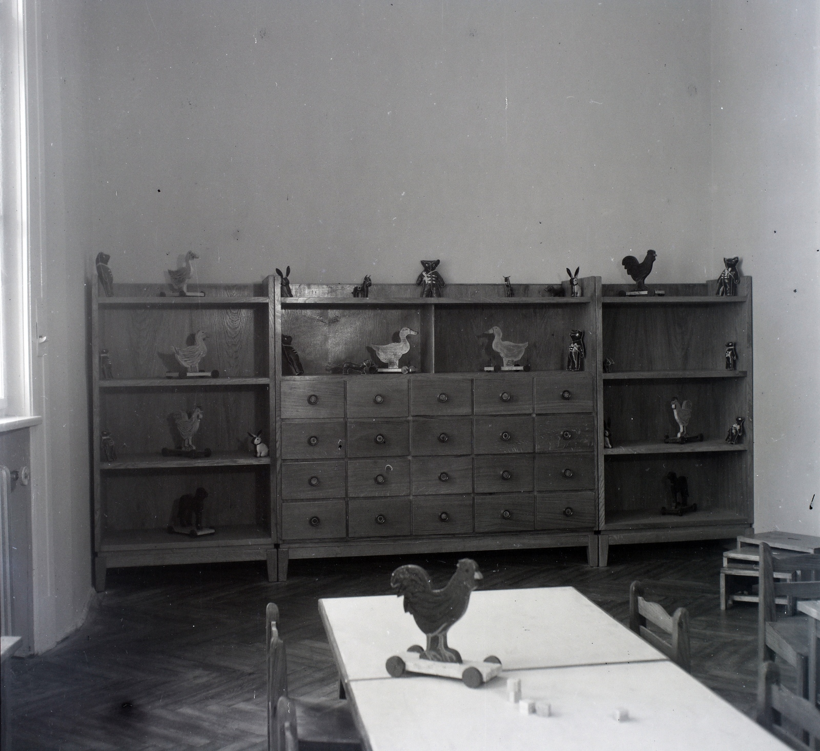 Hungary, Feuer Gusztáv - F. Kurz Auguszta belsőépítész házaspár terve alapján készített gyerekbútorok., 1949, Lőrinczi Ákos, school furniture, Fortepan #134891