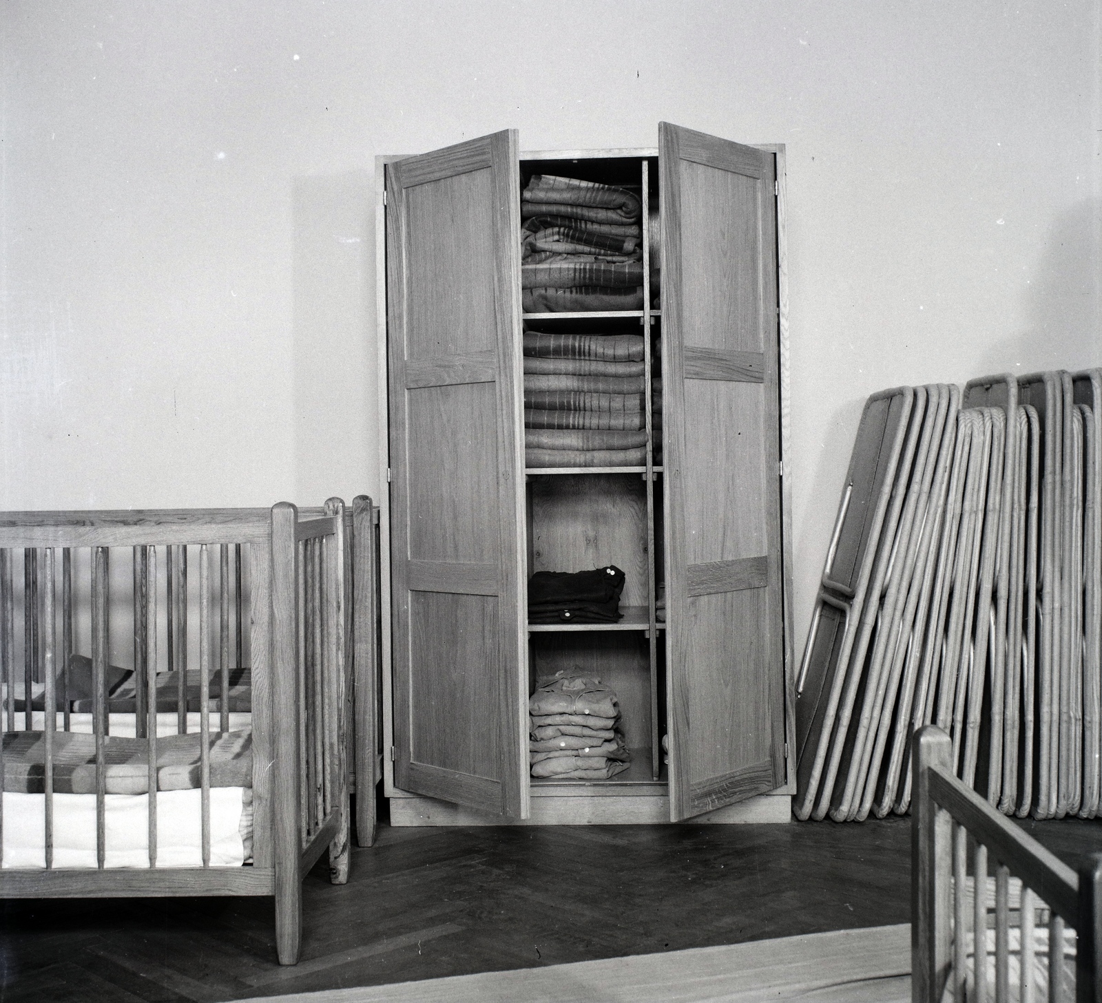 Hungary, Feuer Gusztáv - F. Kurz Auguszta belsőépítész házaspár terve alapján készített gyerekbútorok., 1949, Lőrinczi Ákos, school furniture, Fortepan #134892