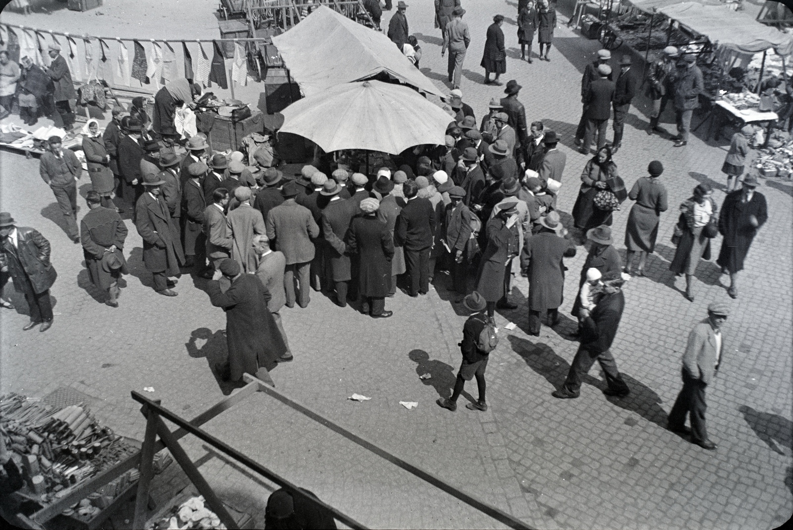 Czech Republik, Nový Jičín, Masarykovo náměstí (ekkor Hlavní náměstí)., 1932, Lőrinczi Ákos, Czechoslovakia, sunshades, market, Fortepan #134894