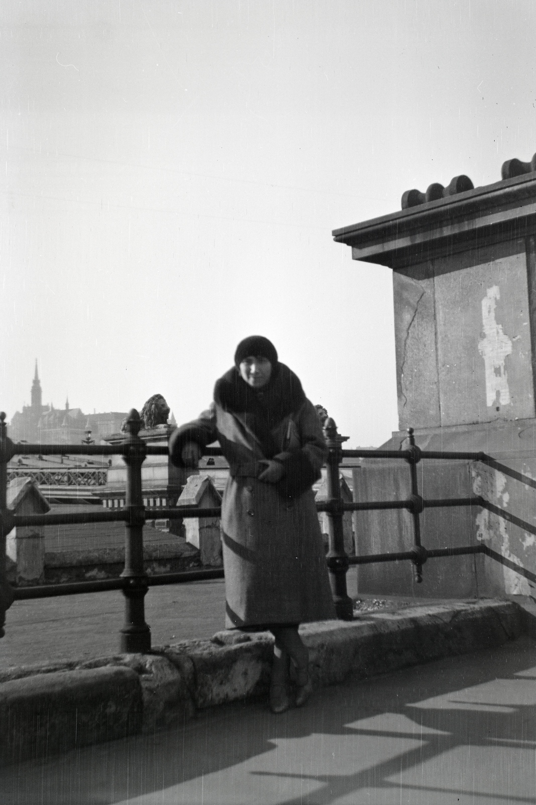 Hungary, Budapest V., pesti alsó rakpart, háttérben a Széchenyi Lánchíd., 1932, Lőrinczi Ákos, Budapest, lady, railing, winter coat, Fortepan #134901