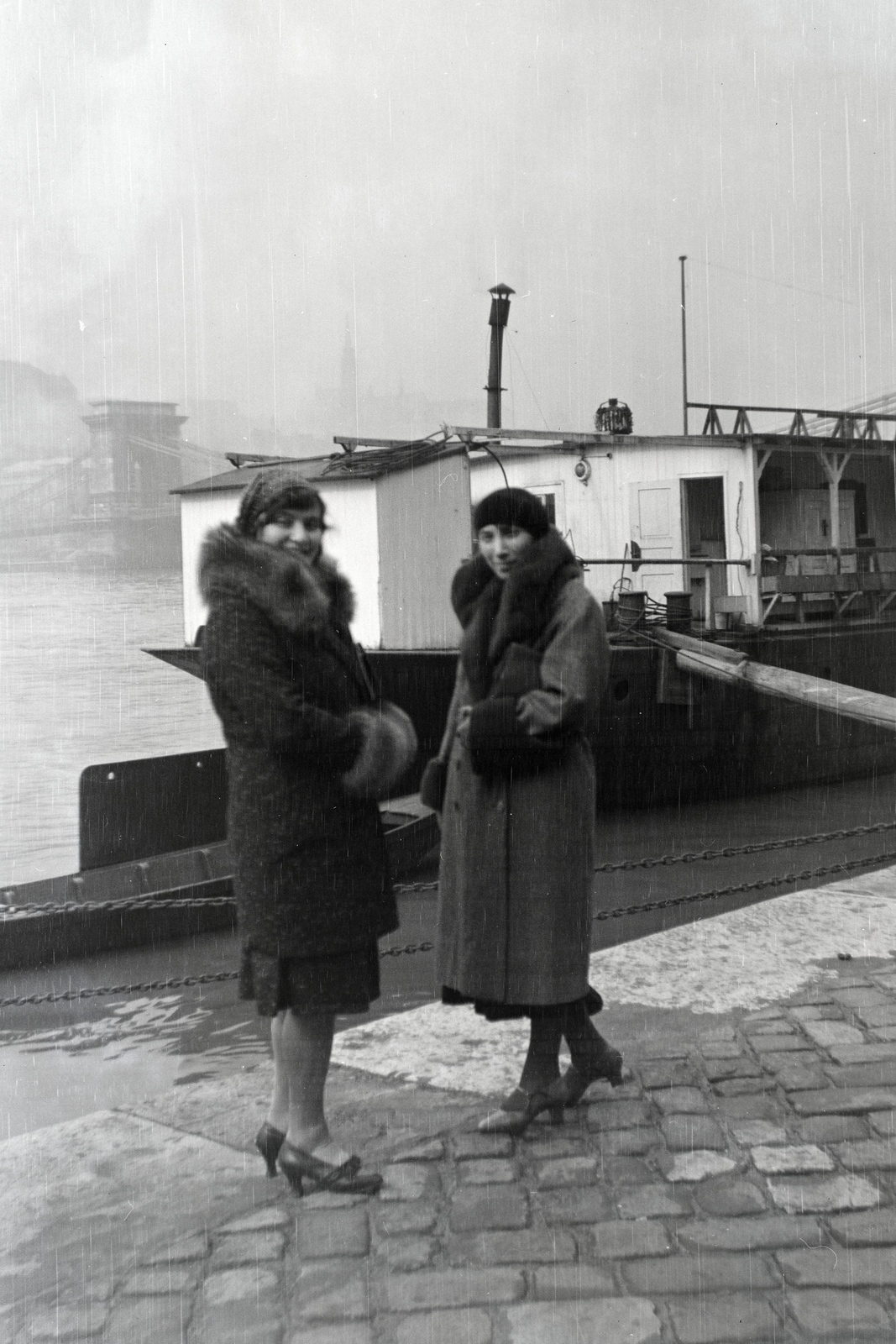 Hungary, Budapest V., pesti alsó rakpart, háttérben a Széchenyi Lánchíd., 1932, Lőrinczi Ákos, bridge, women, fur, Budapest, suspension bridge, Duna-bridge, William Tierney Clark-design, Fortepan #134902