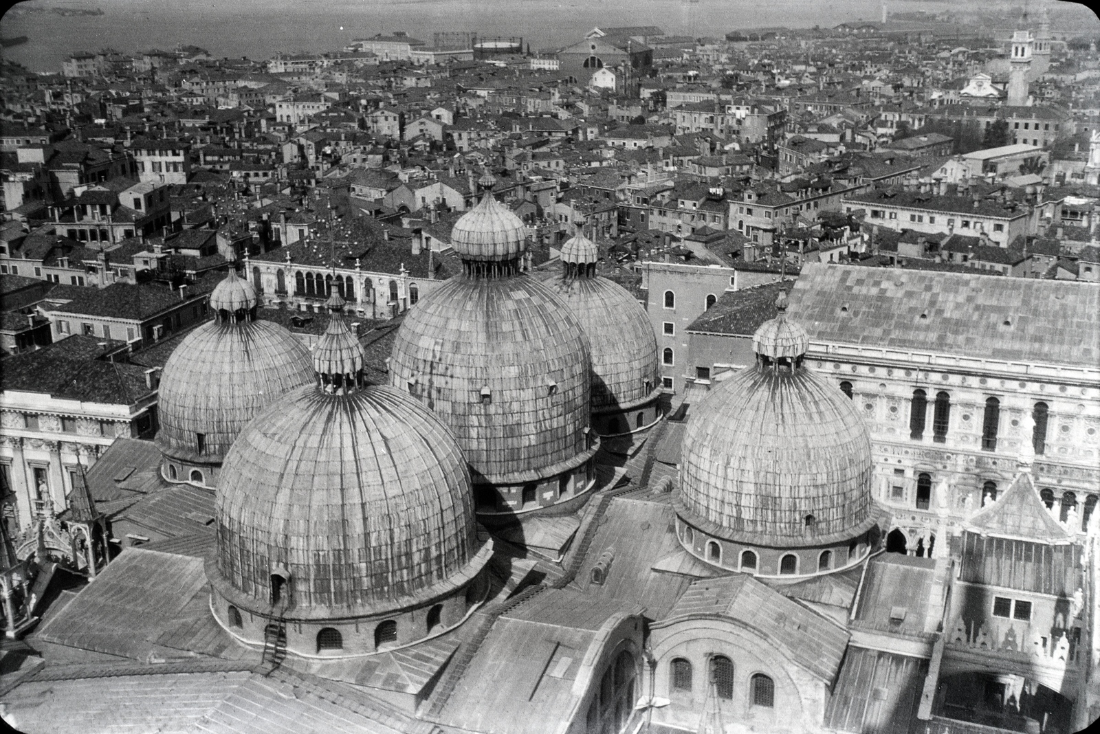 Italy, Venice, kilátás a Szent Márk-székesegyház harangtornyából észak felé, előtérben a székesegyház kupolái., 1930, Lőrinczi Ákos, bird's eye view, Fortepan #134919