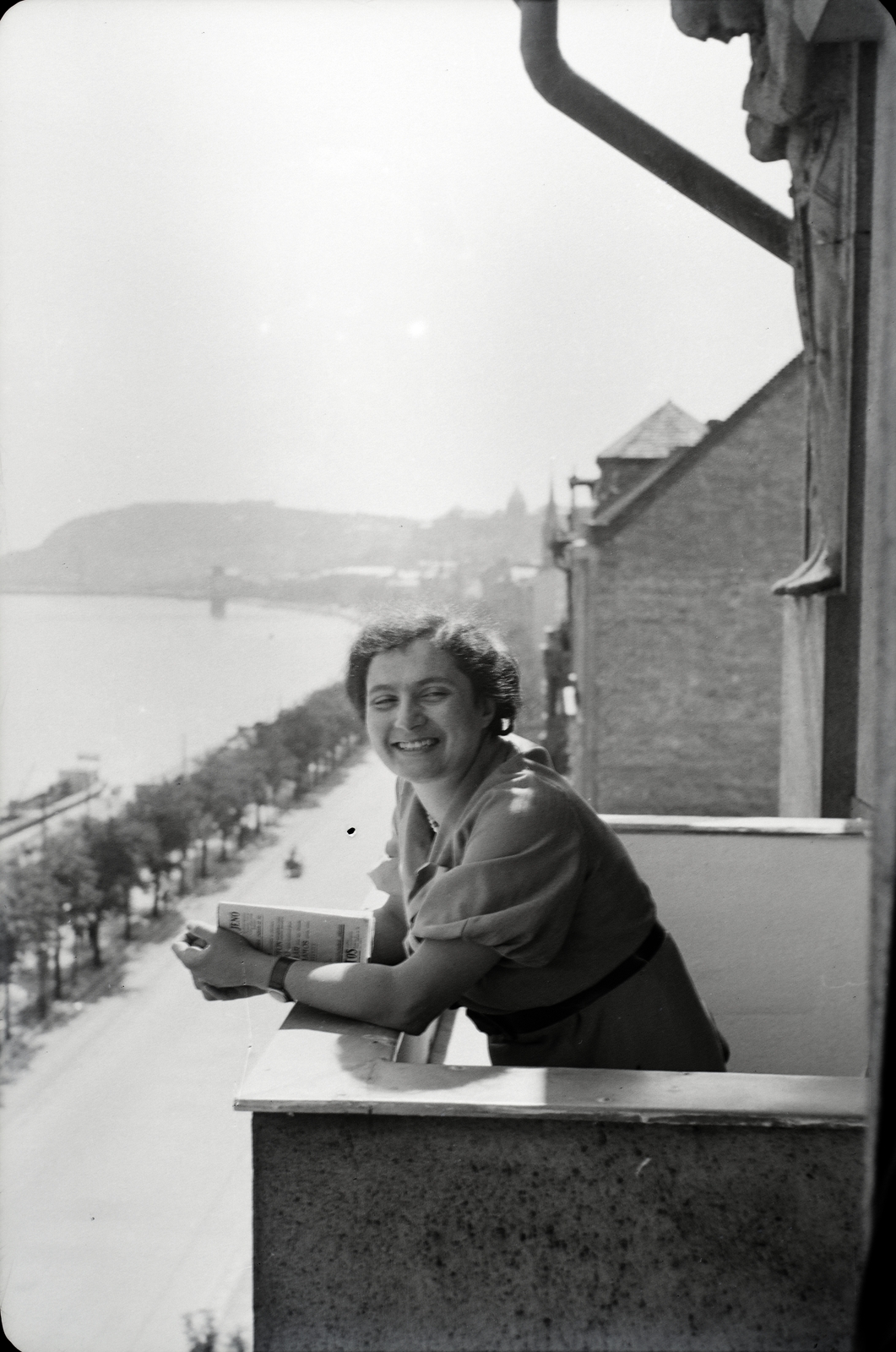 Hungary, Budapest II., Bem (Margit) rakpart a 36. számú ház VI. emeleti erkélyéről a Széchenyi Lánchíd felé nézve. A Fő utca és a Bem rakpart között a Vitéz utcánál ma egy &#34;pontház&#34; van a helyén., 1932, Lőrinczi Ákos, smile, Budapest, prop up on elbows, Fortepan #134920