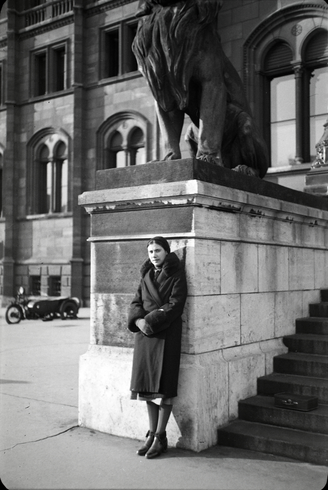 Magyarország, Budapest V., Kossuth Lajos tér, a felvétel a Parlament főbejárata előtt, a lépcső melleti oroszlánszobornál készült., 1935, Lőrinczi Ákos, Budapest, Fortepan #134934