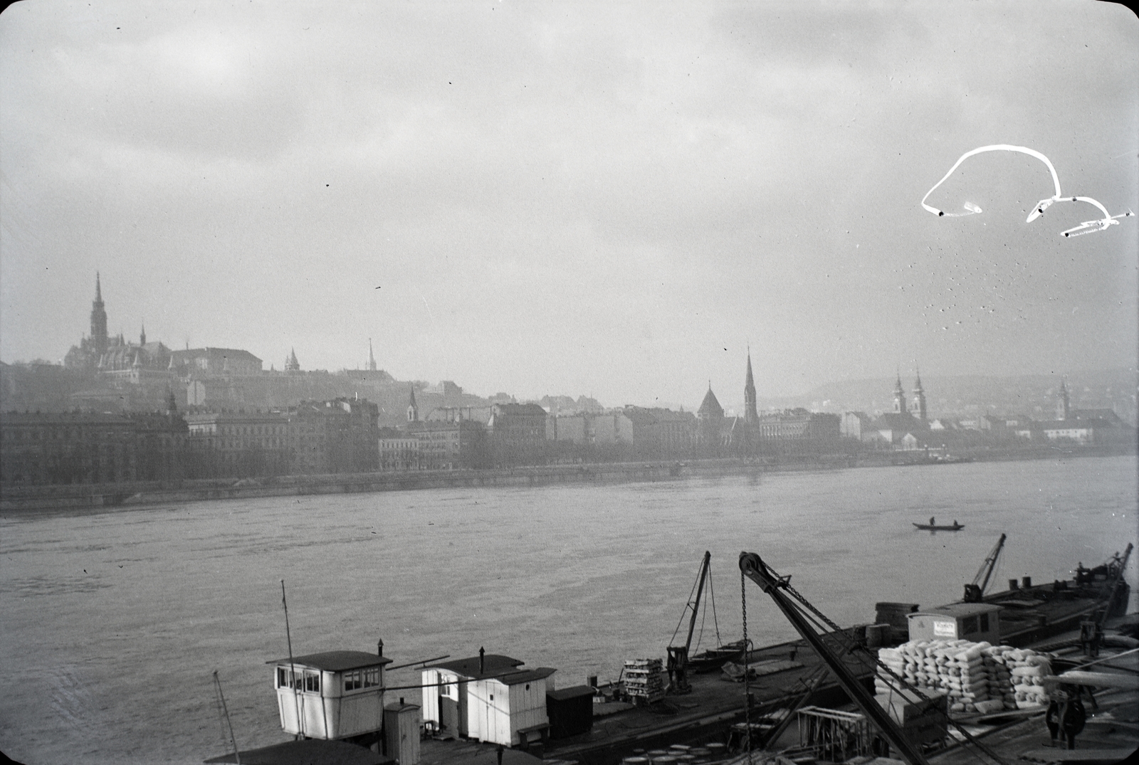 Magyarország, Budapest V.,Budapest I., teherhajó kikötő a Széchenyi (Rudolf) rakparton a Magyar Tudományos Akadémiától nézve. Szemben a Bem (Margit) rakpart és a Mátyás-templom., 1933, Lőrinczi Ákos, Budapest, Duna-part, Fortepan #134938