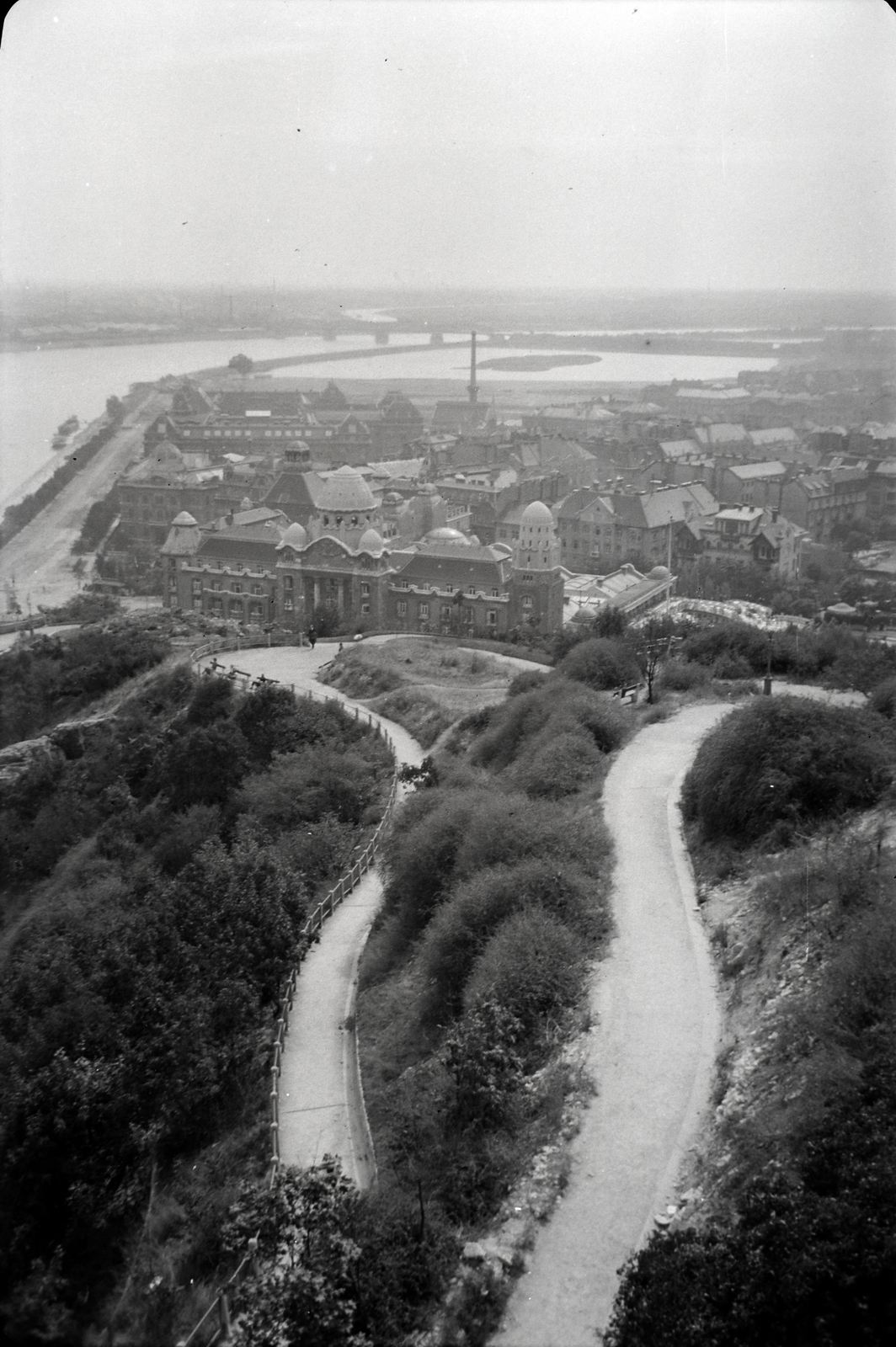 Hungary, Budapest XI., kilátás a Lágymányosi-tó és az Összekötő vasúti híd felé. Előtérben a Gellért Gyógyfürdő és a Magyar királyi József nádor Műszaki és Gazdaságtudományi Egyetem (később Budapesti Műszaki és Gazdaságtudományi Egyetem)., 1934, Lőrinczi Ákos, view, Budapest, Budapest University of Technology, Fortepan #134947