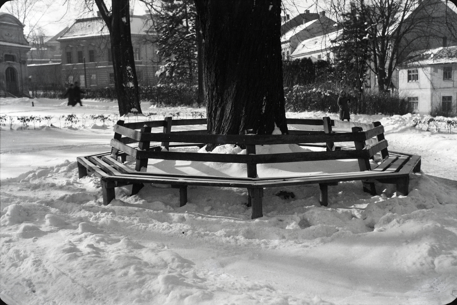 Czech Republik, Nový Jičín, Janáček park (Janáčkovy sady), jobbra a K Nemocnici ulice., 1933, Lőrinczi Ákos, snow, wood, bench, Fortepan #134953