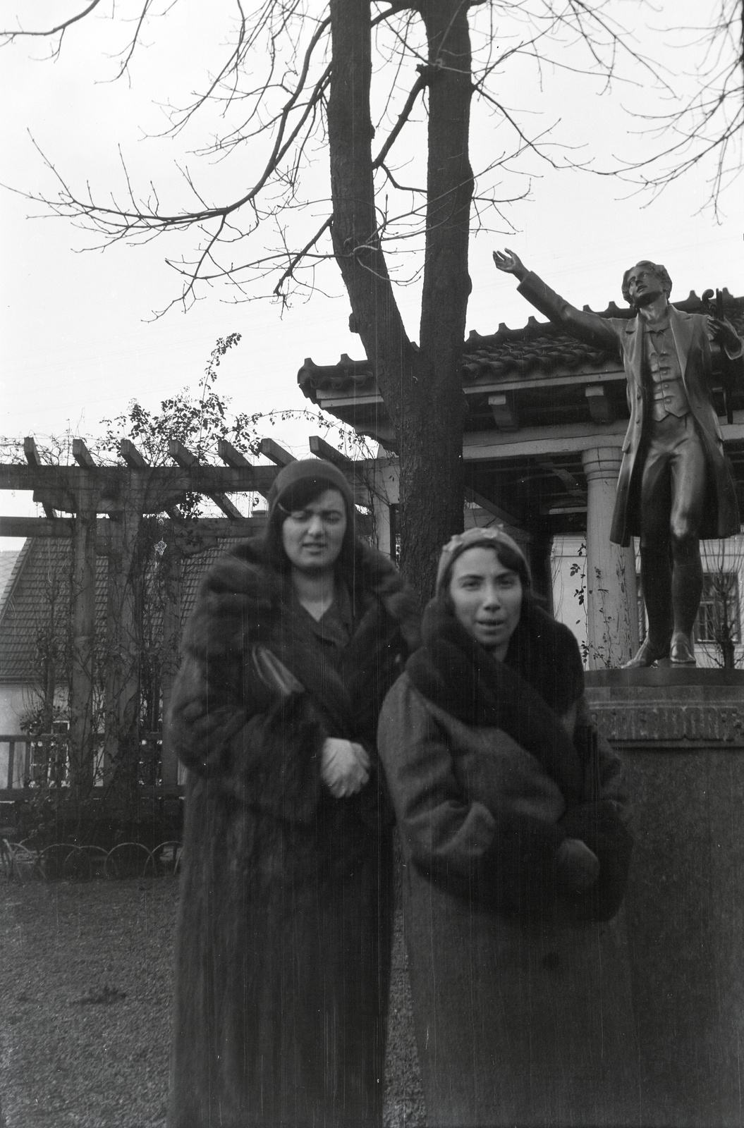 Czech Republik, Nový Jičín, a mai Szmetana park (Smetanovy sady), ekkor Mendelspark, Joseph von Eichendorff költő szobra a Spanyol kápolna (Španělská kaple) közelében. Leopold Hohl alkotása ma a Városi Múzeumban (Muzeum Novojičínska) látható., 1932, Lőrinczi Ákos, sculpture, fur coat, Fortepan #134954