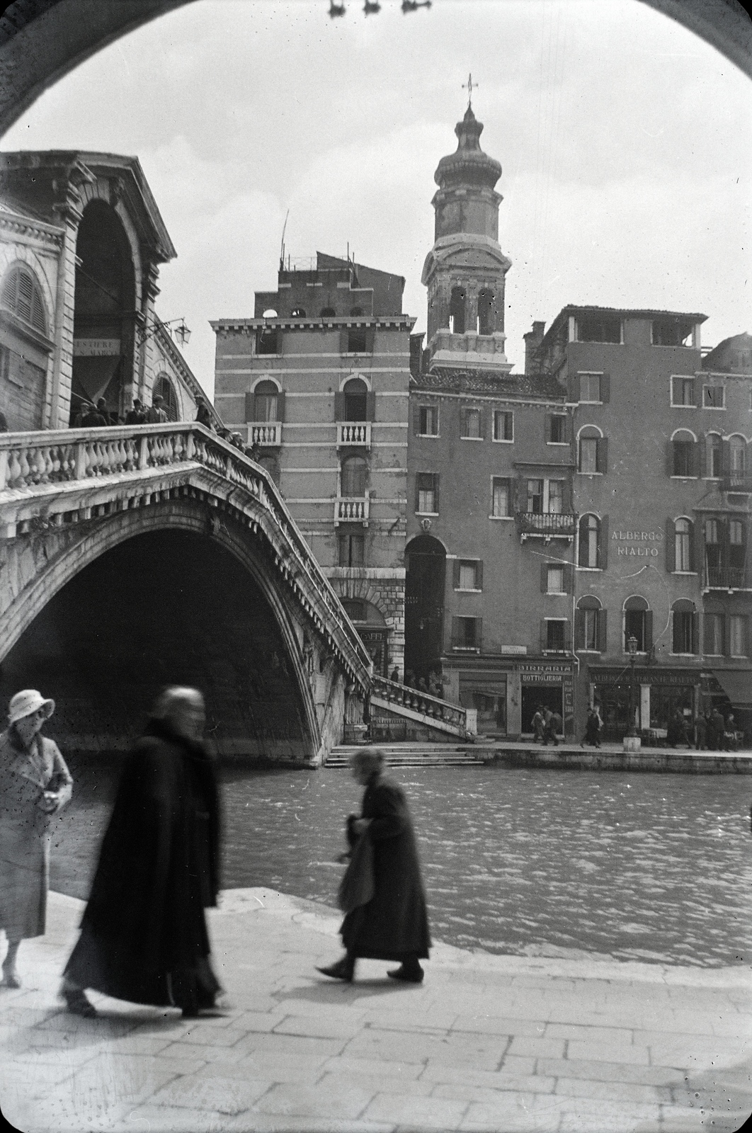 Italy, Venice, Canal Grande, balra a Rialto híd, szemben a San Bartolomeo templom tornya., 1930, Lőrinczi Ákos, bridge, canal, stone bridge, arch bridge, Antonio da Ponte-design, Fortepan #134959