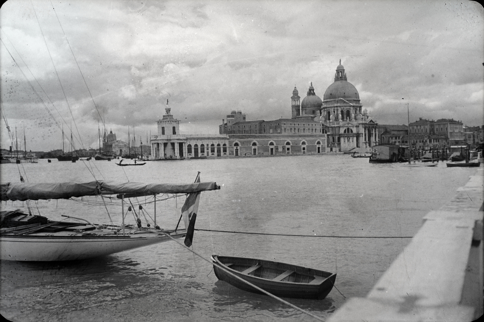 Italy, Venice, Canal Grande a Szent Márk térről nézve, szemben a Vámház és a Santa Maria della Salute fogadalmi templom., 1930, Lőrinczi Ákos, Fortepan #134972