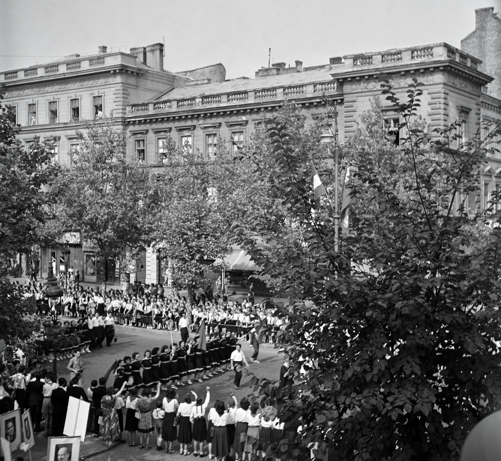 Hungary, Budapest VI., Andrássy út a Csengery utcánál. A II. VIT (Világifjúsági Találkozó) résztvevő vonulnak a Hősök terén tartandó záróünnepélyre, 1949. augusztus 28-án., 1949, Lőrinczi Ákos, Budapest, march, wave, Fortepan #134989