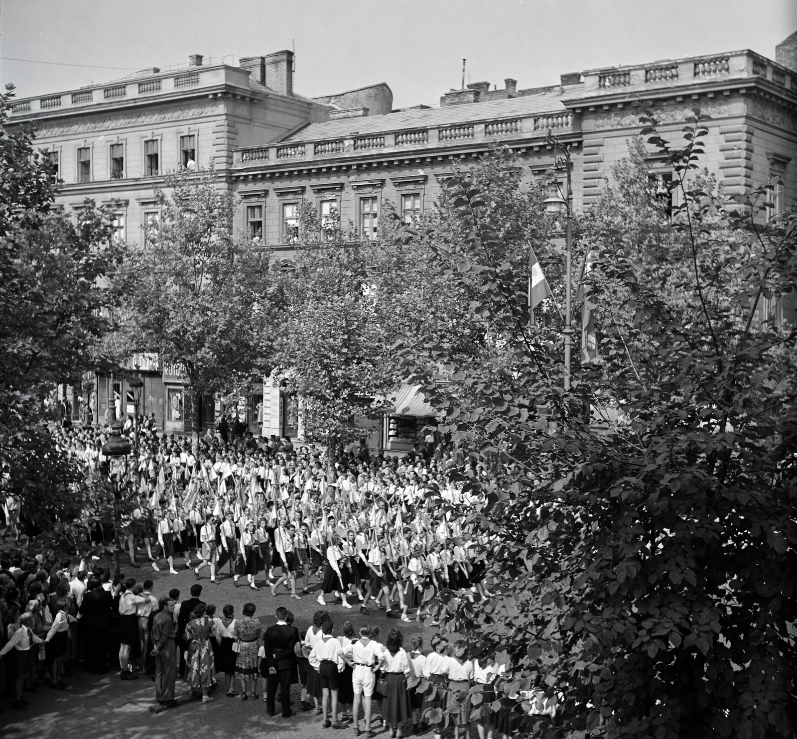 Hungary, Budapest VI., Andrássy út a Csengery utcánál. A II. VIT (Világifjúsági Találkozó) résztvevő vonulnak a Hősök terén tartandó záróünnepélyre, 1949. augusztus 28-án., 1949, Lőrinczi Ákos, Budapest, march, Fortepan #134991