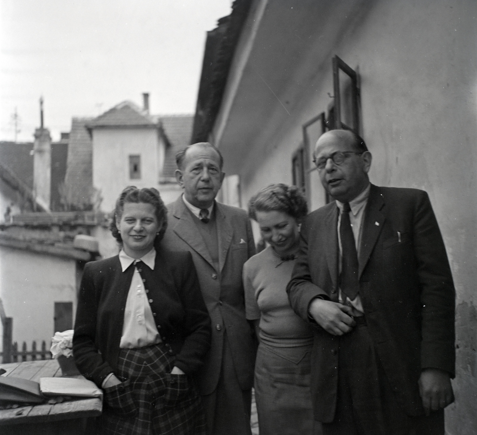 1949, Lőrinczi Ákos, yard, smile, lady, gentleman, tableau, hands in pockets, Fortepan #134993