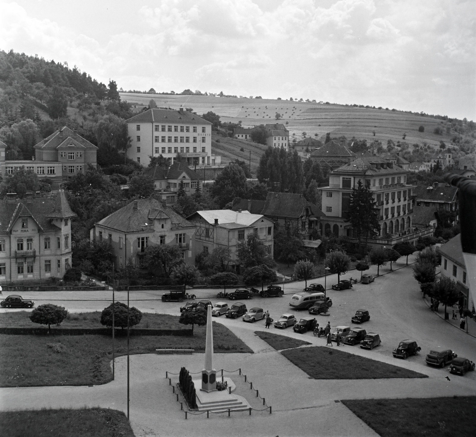Czech Republik, Luhačovice, náměstí 28. října., 1949, Lőrinczi Ákos, plan view, street view, automobile, monument, square, Fortepan #134994