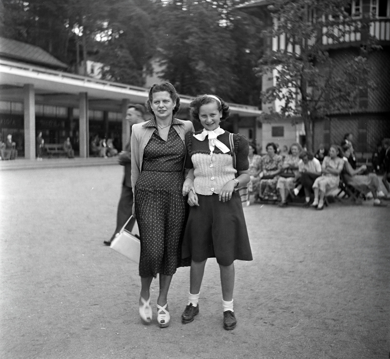 Czech Republik, Luhačovice, fürdő., 1949, Lőrinczi Ákos, Czechoslovakia, colonnade, health resort, dotted dress, smile, lady, Fortepan #134995