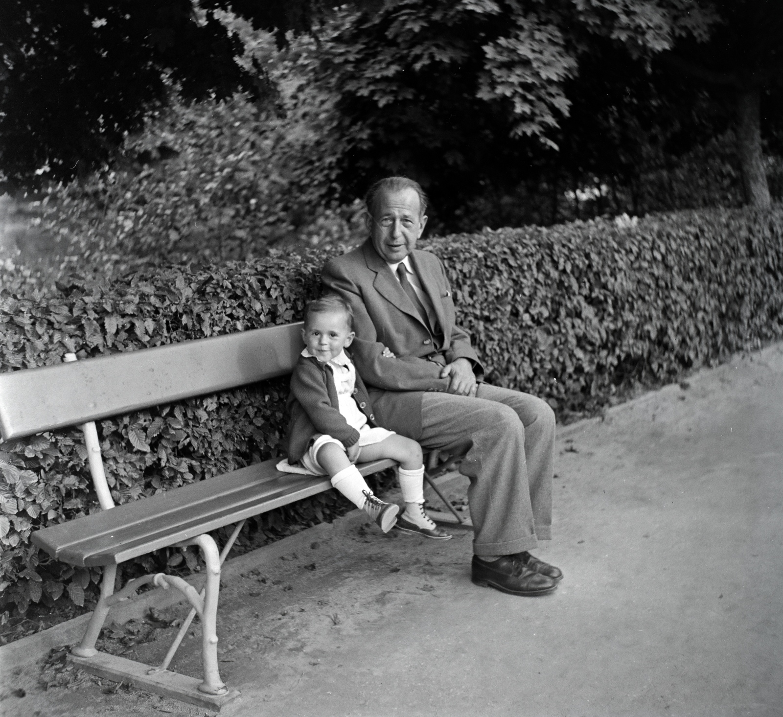 Czech Republik, Luhačovice, fürdő., 1949, Lőrinczi Ákos, Czechoslovakia, grandparent, bench, grandchild, hold upper arms, Fortepan #134997