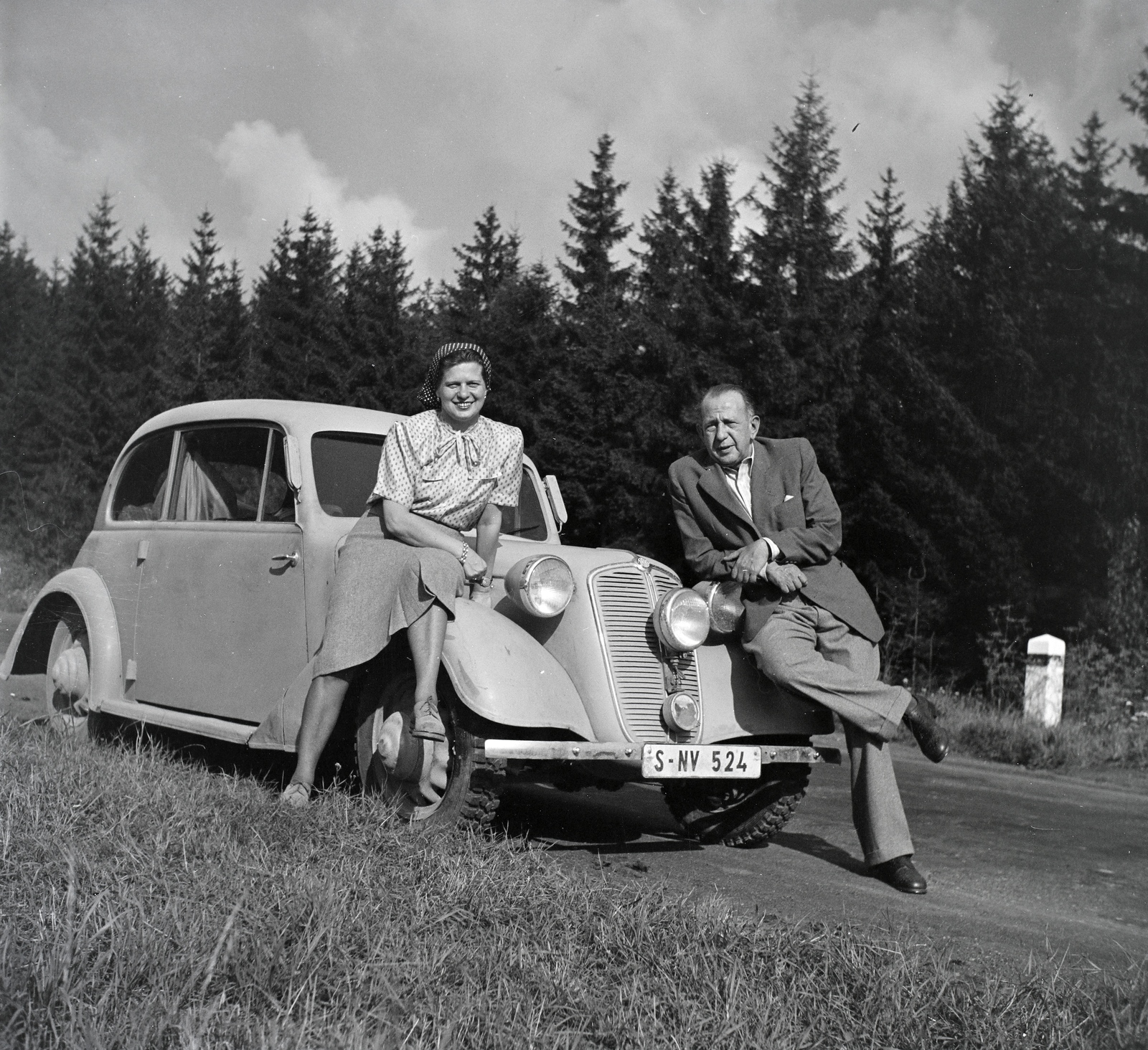 1949, Lőrinczi Ákos, Tatra-brand, automobile, leg over leg, sitting on a car, lady, gentleman, Fortepan #135002