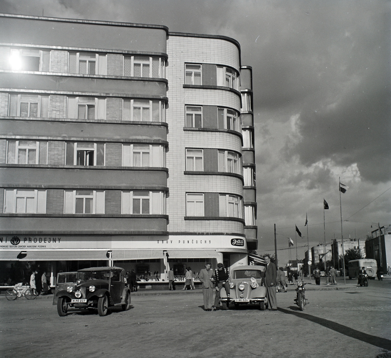 Czech Republik, Zlín, (Gottwaldov), náměstí Míru, jobbra a třída Tomáše Bati. Szemben a Trantírkův dům., 1949, Lőrinczi Ákos, Czechoslovakia, Functionalism, Viktor Jandásek-design, Fortepan #135004
