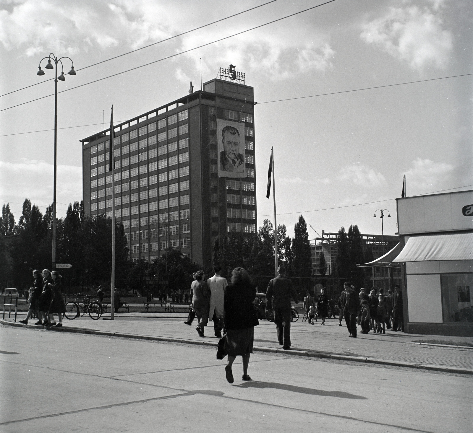 Czech Republik, Zlín, (Gottwaldov), náměstí Práce, szemben a Baťa cipőgyár irodaépülete., 1949, Lőrinczi Ákos, Czechoslovakia, high-rise building, Vladimír Karfík-design, constructivist architecture, Klement Gottwald-portrayal, street lamp, Fortepan #135005