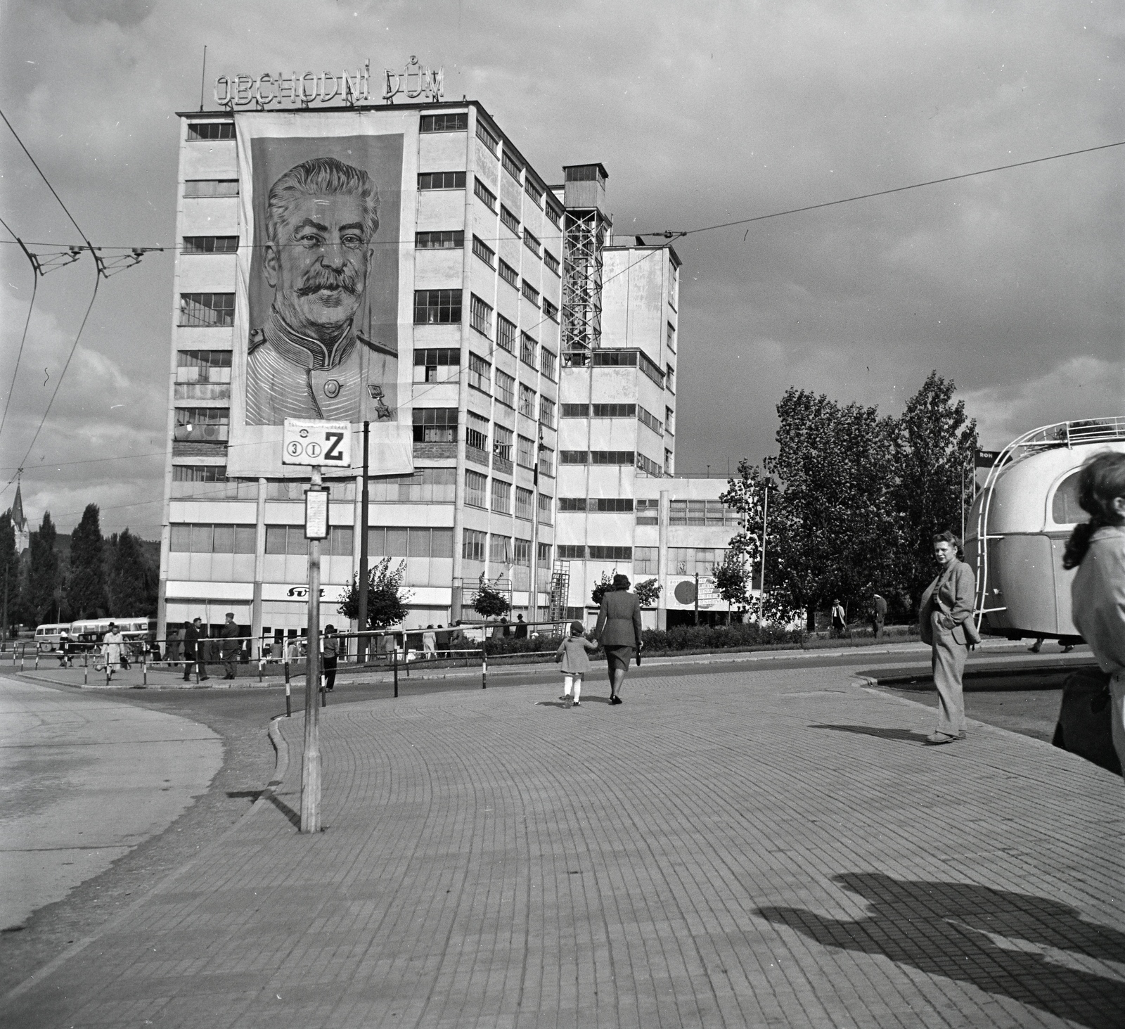 Czech Republik, Zlín, (Gottwaldov), náměstí Práce, Áruház (Obchodní dům)., 1949, Lőrinczi Ákos, bus stop, Joseph Stalin portrayal, department store, Functionalism, Vladimír Karfík-design, Fortepan #135006