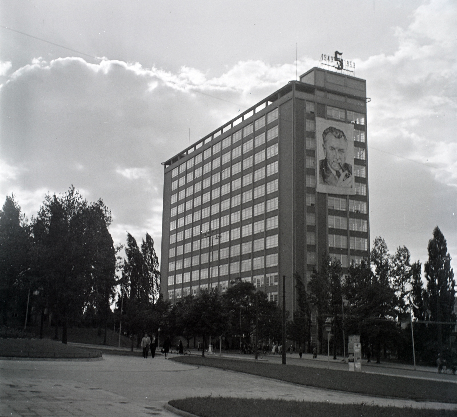 Czech Republik, Zlín, (Gottwaldov), náměstí Práce, szemben a Baťa cipőgyár irodaépülete., 1949, Lőrinczi Ákos, Czechoslovakia, high-rise building, Vladimír Karfík-design, constructivist architecture, Klement Gottwald-portrayal, Fortepan #135007