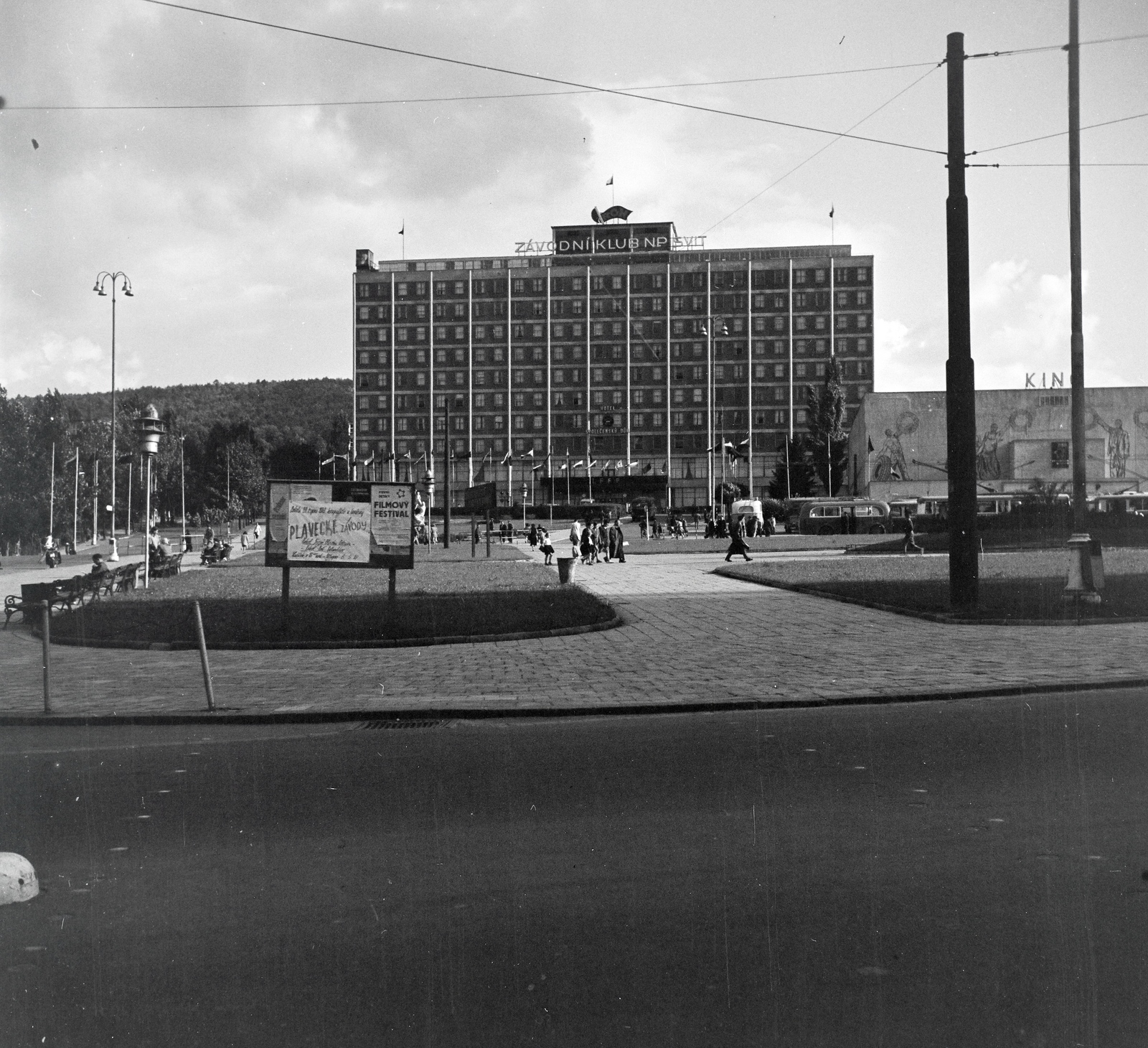 Czech Republik, Zlín, (Gottwaldov), náměstí Práce, szemben a Moszkva szálloda., 1949, Lőrinczi Ákos, Czechoslovakia, hotel, Vladimír Karfík-design, constructivist architecture, Fortepan #135008